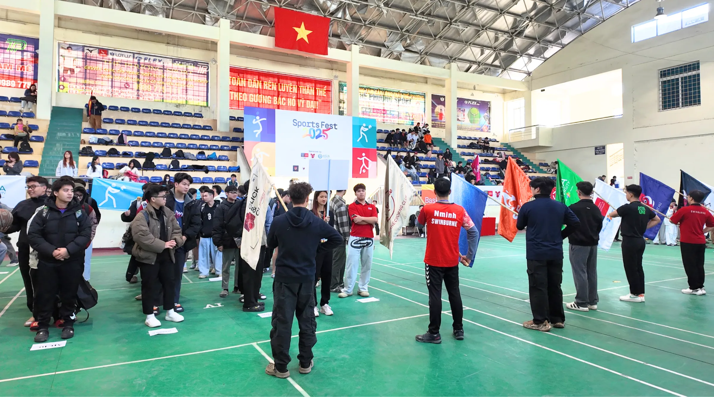 Toàn cảnh không khí thi đấu sôi động và tràn đầy năng lượng của sinh viên Asia University Vietnam tại Sân vận động Thanh Xuân trong ngày hội Sports Fest 2025