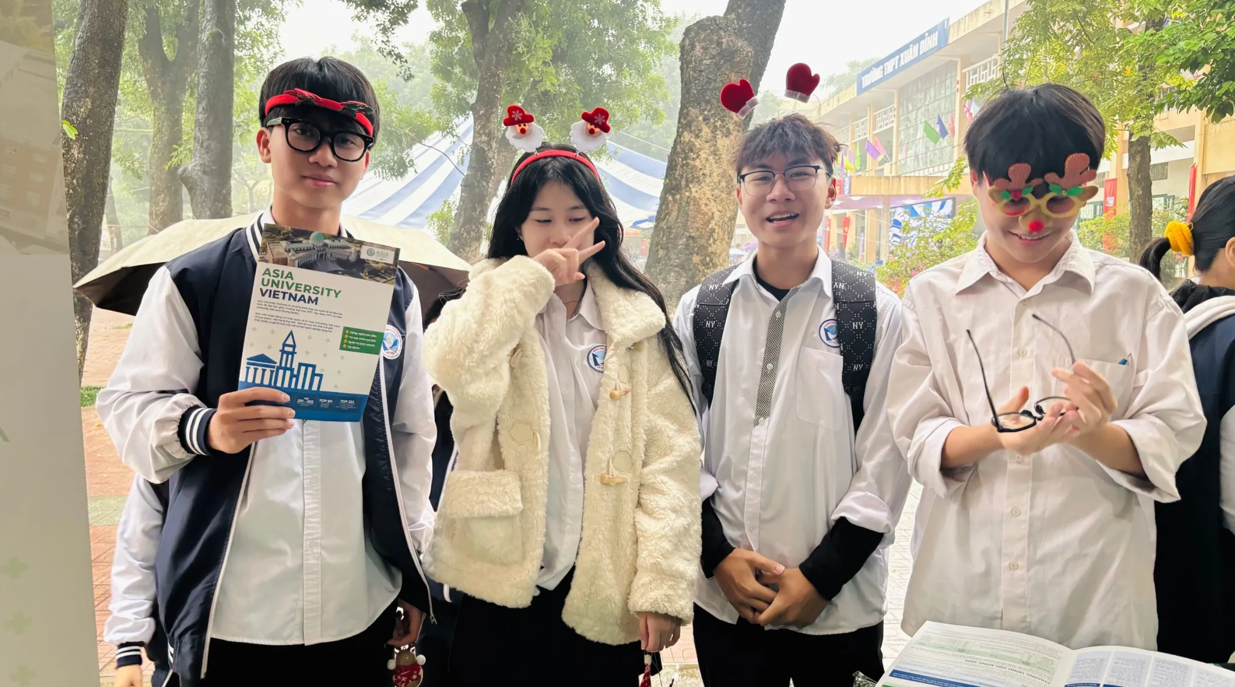 Tư vấn trực tiếp, trải nghiệm thực tế tại gian hàng Asia University Vietnam ở THPT Xuân Đỉnh