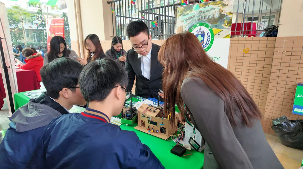 Đến với gian hàng tại Open STEM Day của Asia University Vietnam sắp tới, học sinh sẽ có cơ hội tìm heieur về các ngành học công nghệ đang dẫn đầu xu hướng