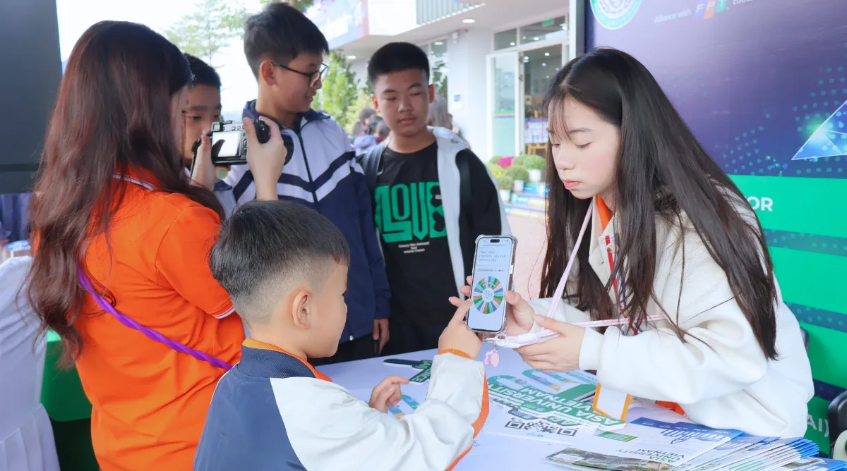 Những trò chơi thú vị tại gian hàng Asia University Vietnam