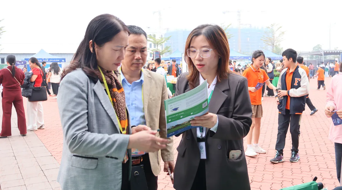 Cán bộ Asia University Vietnam tư vấn ngành học cho phụ huynh quan tâm
