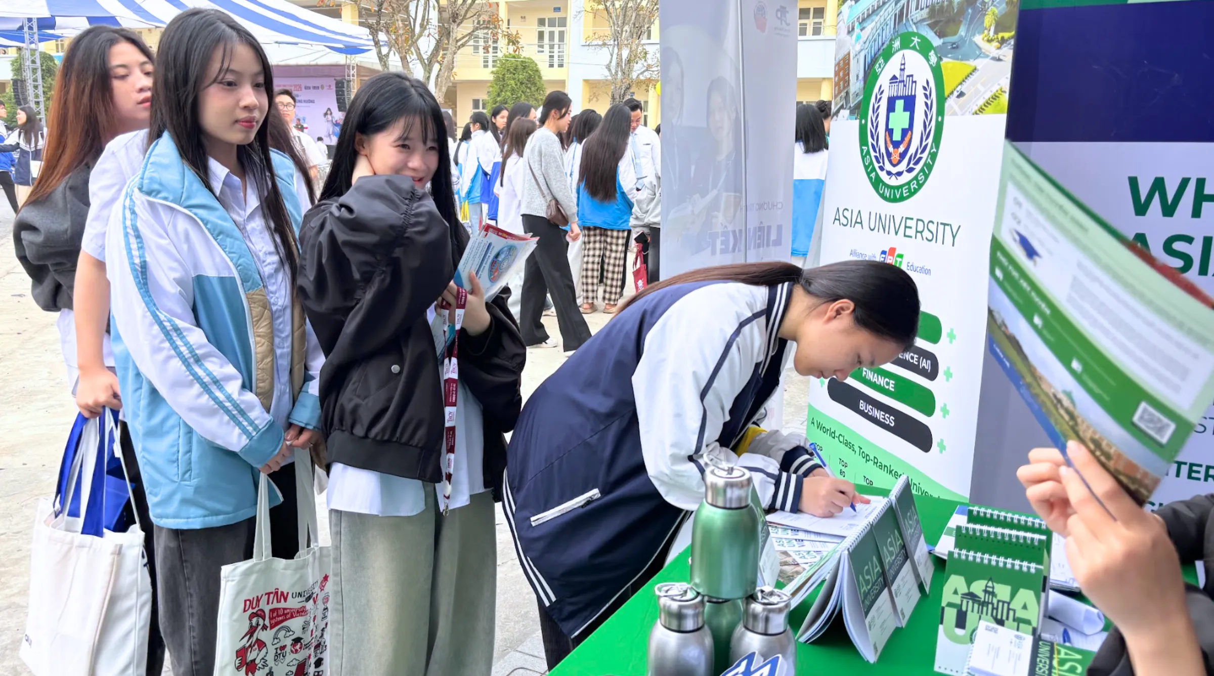 Cùng nhìn lại những khoảnh khắc đẹp của Asia University Vietnam tại ngày hội tư vấn tuyển sinh – hướng nghiệp 2026 ở các tỉnh thành miền Trung
