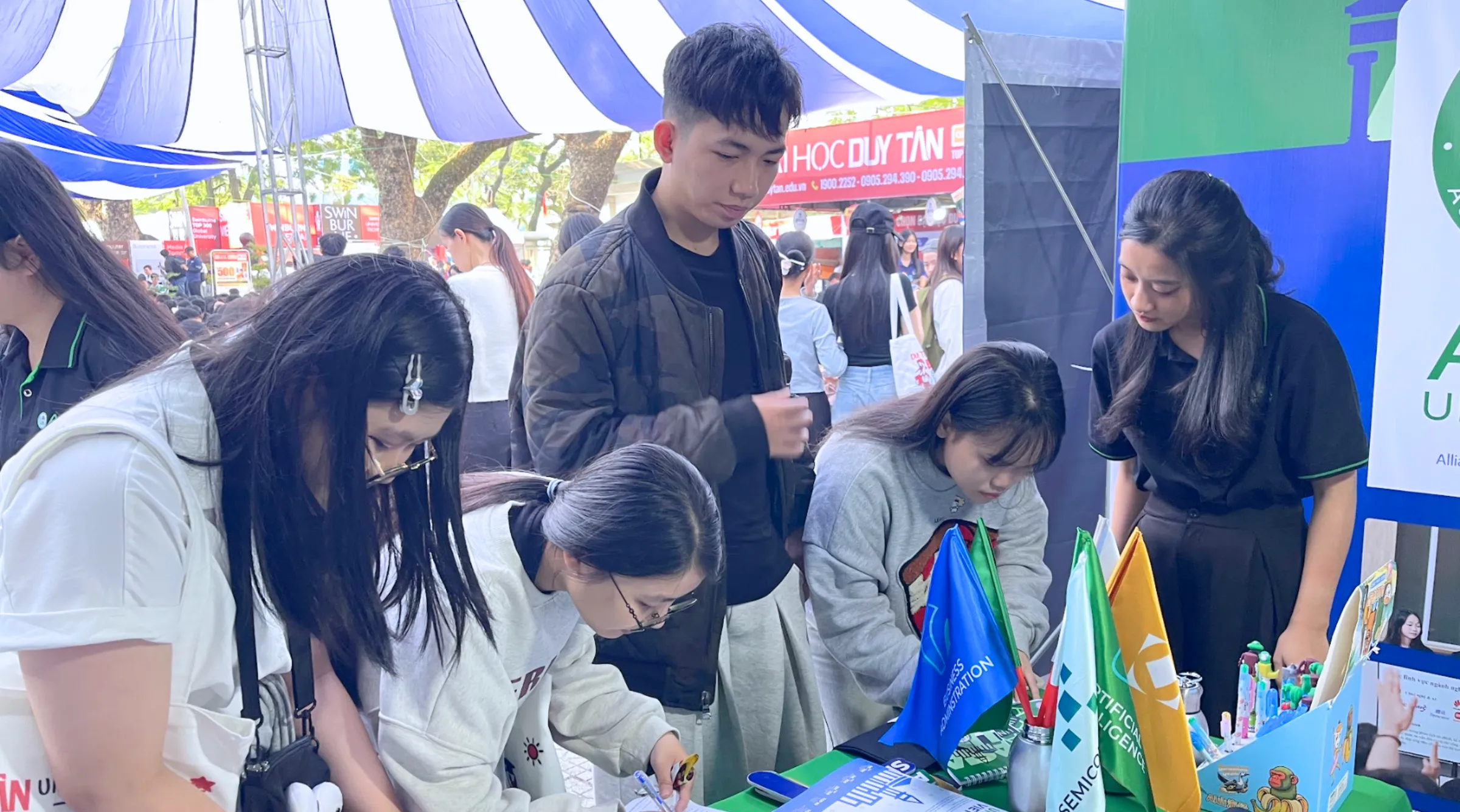 Cùng nhìn lại những khoảnh khắc đẹp của Asia University Vietnam tại ngày hội tư vấn tuyển sinh – hướng nghiệp 2026 ở các tỉnh thành miền Trung