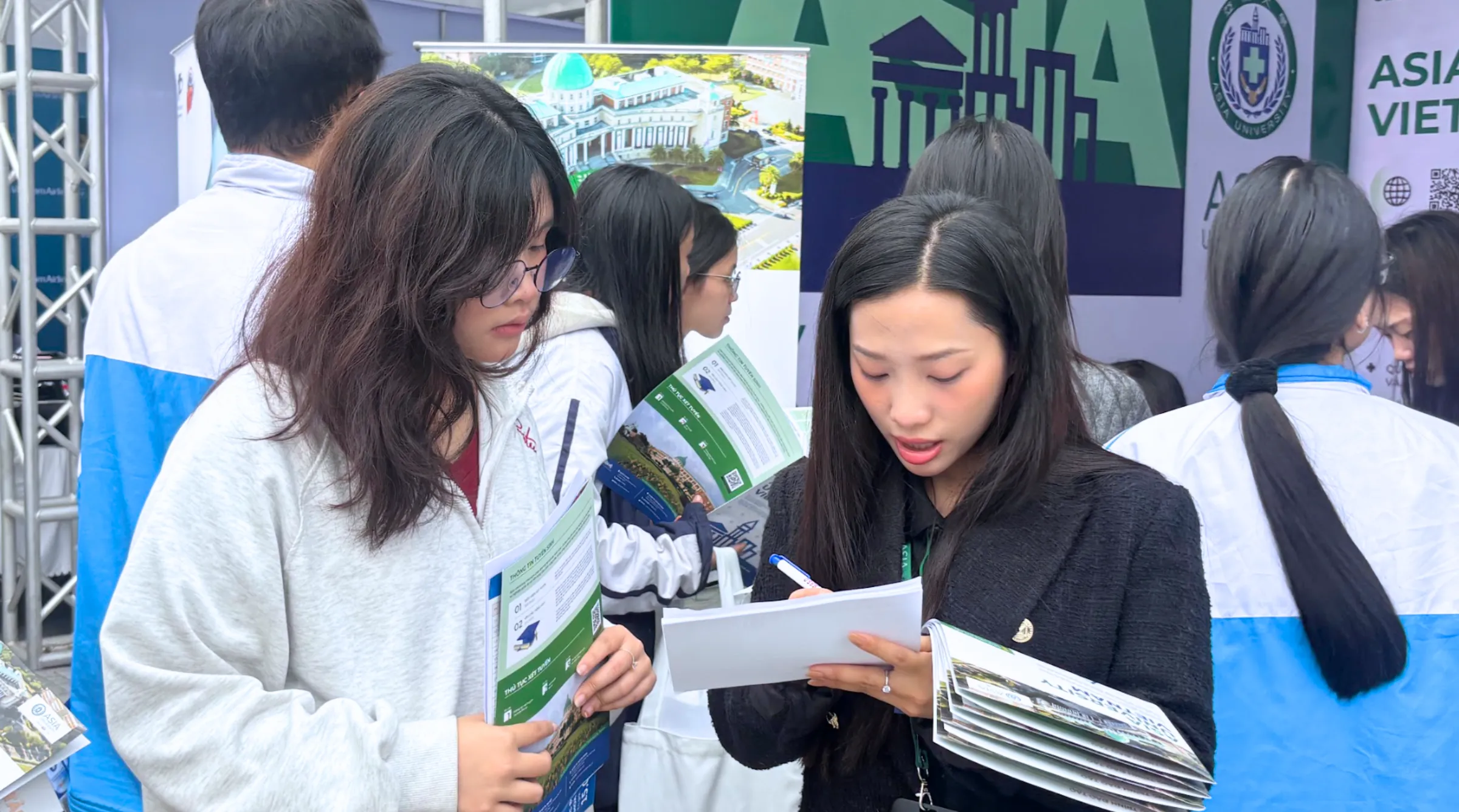 Cùng nhìn lại những khoảnh khắc đẹp của Asia University Vietnam tại ngày hội tư vấn tuyển sinh – hướng nghiệp 2026 ở các tỉnh thành miền Trung