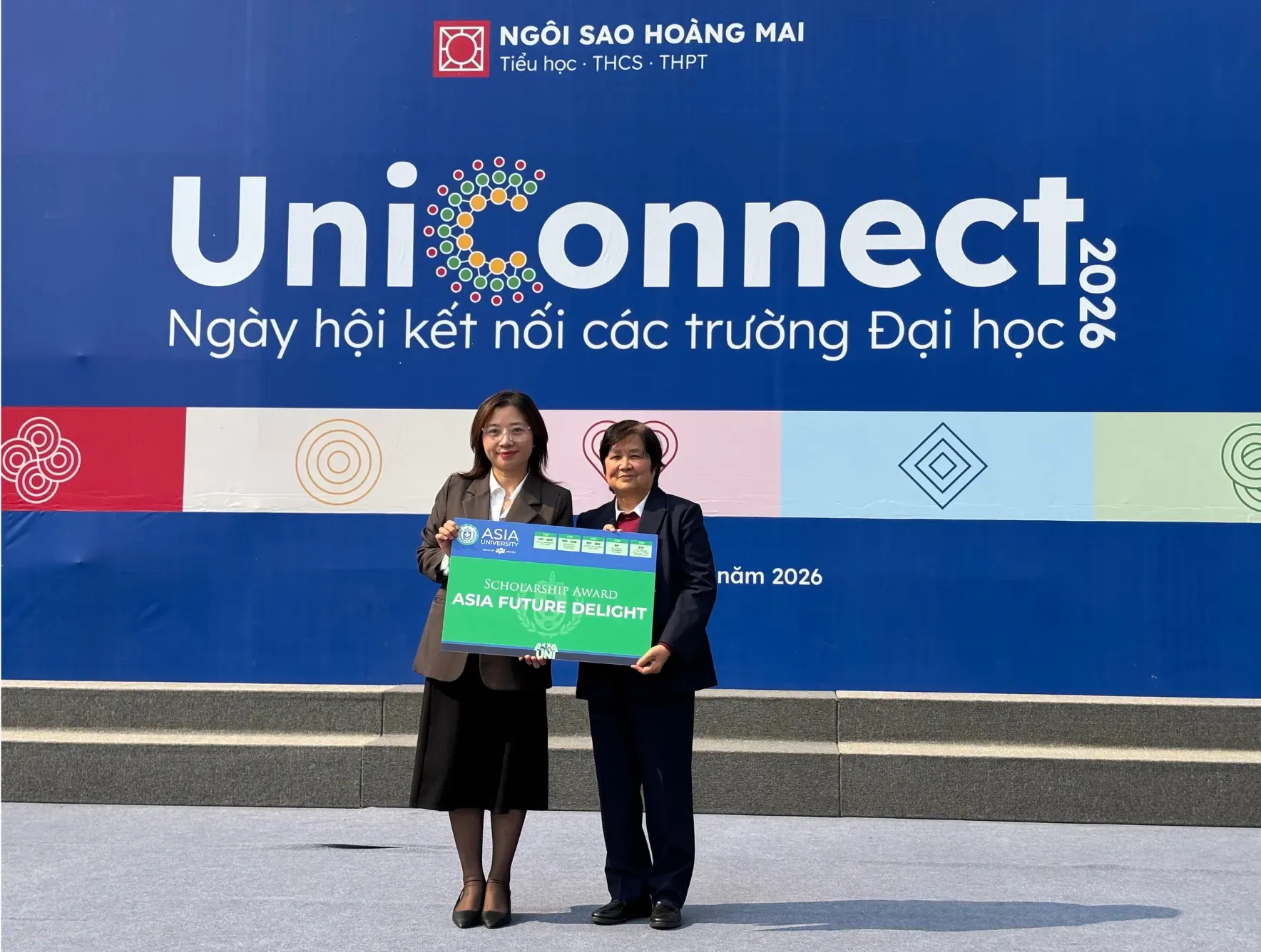 Đại diện Asia University Vietnam trao tặng quỹ học bổng trị giá 800 triệu đồng cho Trường Tiểu học, THCS và THPT Ngôi Sao Hoàng Mai tại sự kiện UniConnect 2026