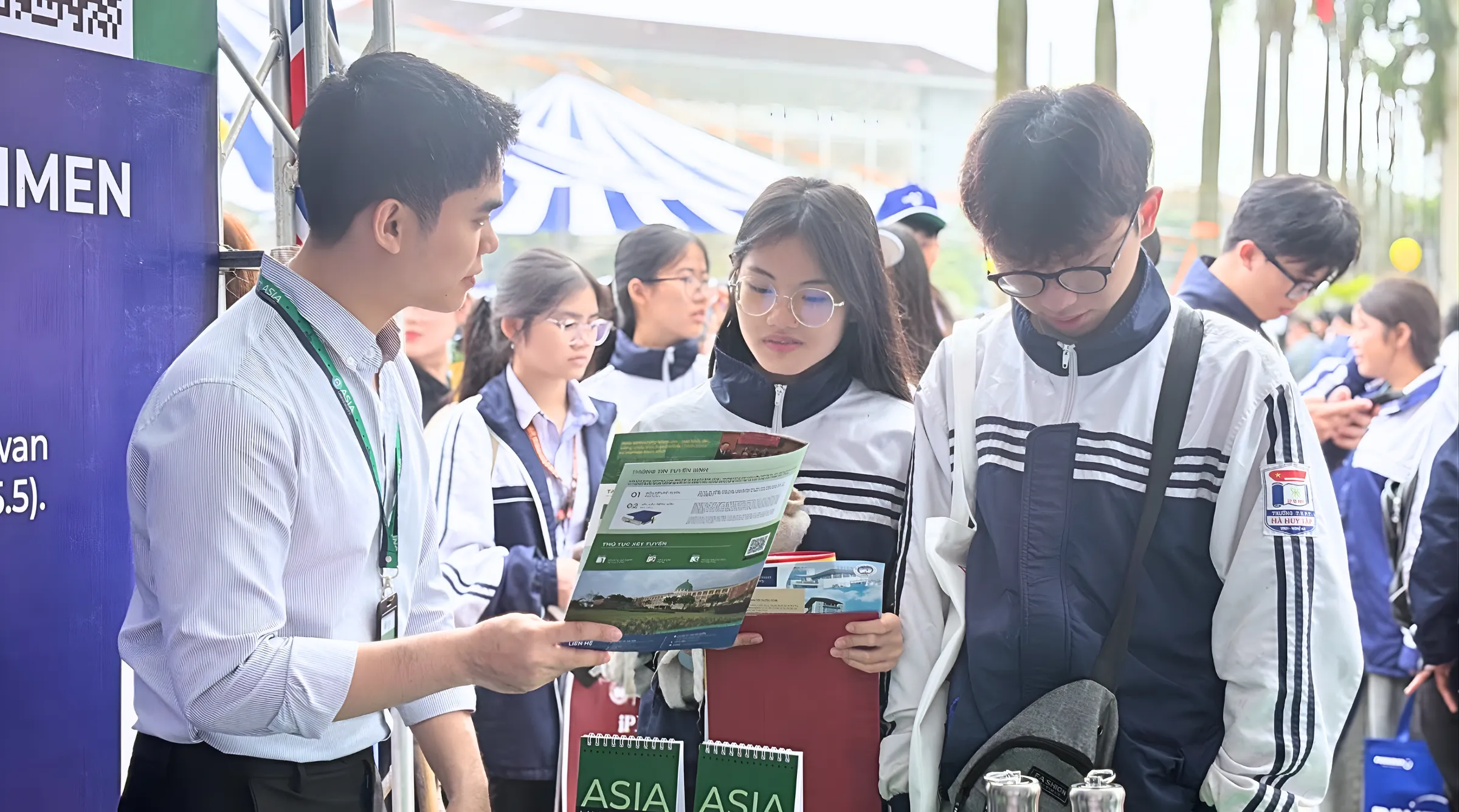 Đội ngũ tư vấn của Asia University Vietnam trao đổi trực tiếp, định hướng ngành học cho học sinh lớp 12 tại Trường Đại học Vinh
