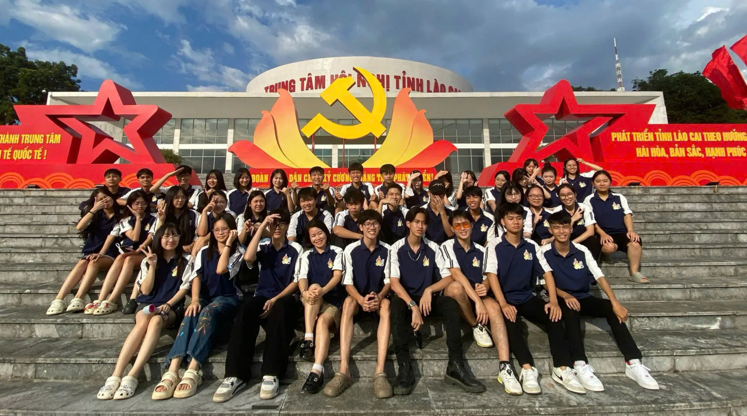 Hoàng Việt Trung cùng các bạn học sinh Trường THPT số 1 Bảo Yên trong một hoạt động trải nghiệm thực tế tại địa phương