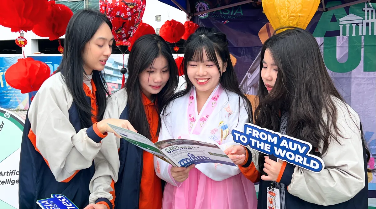 Học sinh tìm heieur về chương trình Asia University Vietnam