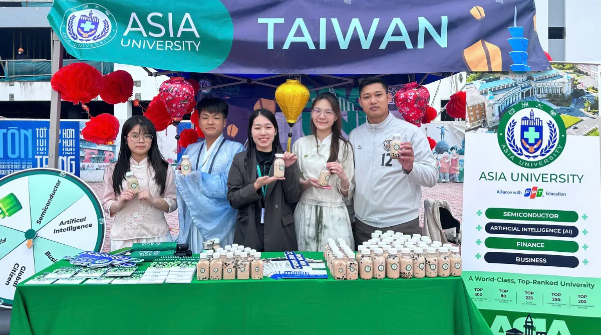 Học sinh hào hứng check-in cùng trang phục truyền thống Đài Loan tại gian hàng của Asia University Vietnam