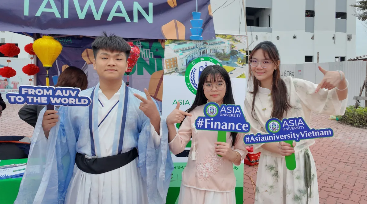 Học sinh trải nghiệm hoạt động mặc trang phục truyền thống của Đài Loan tại gian hàng của Asia University Vietnam