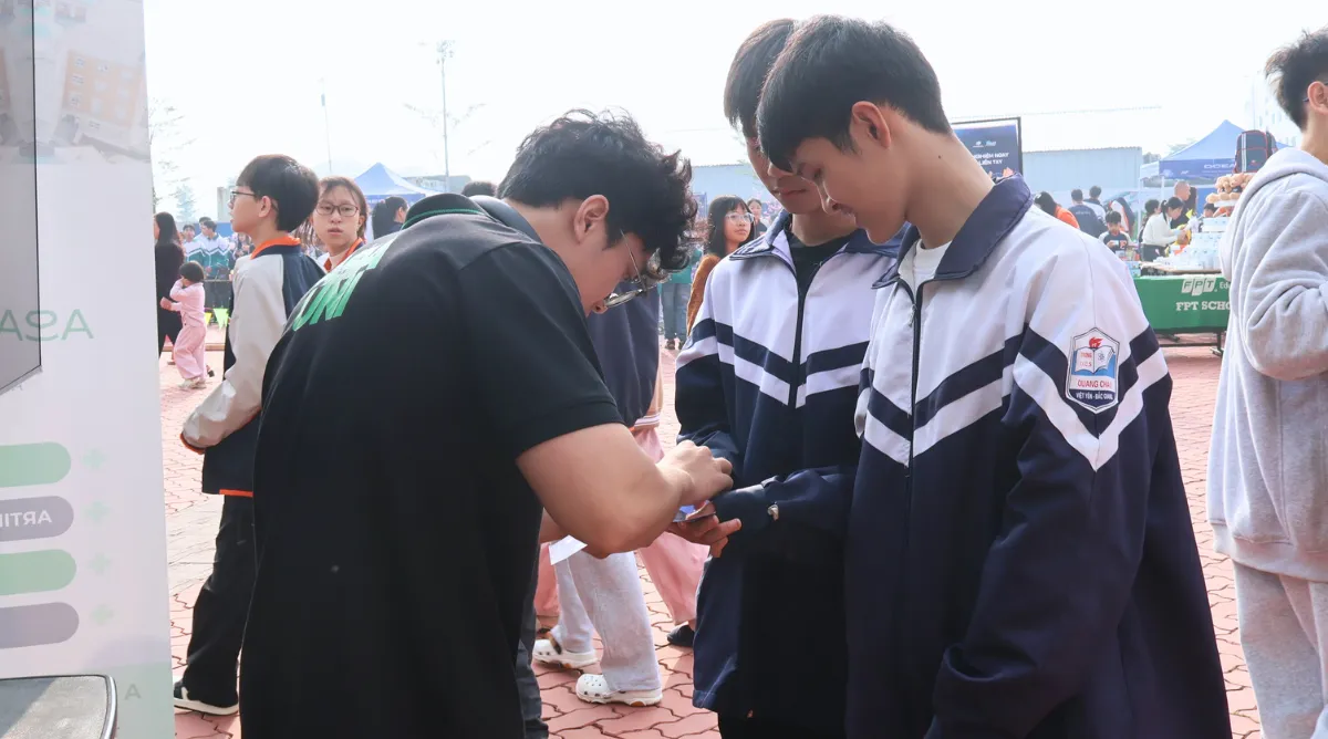 Học sinh chơi minigame tại gian hàng Asia University Vietnam 