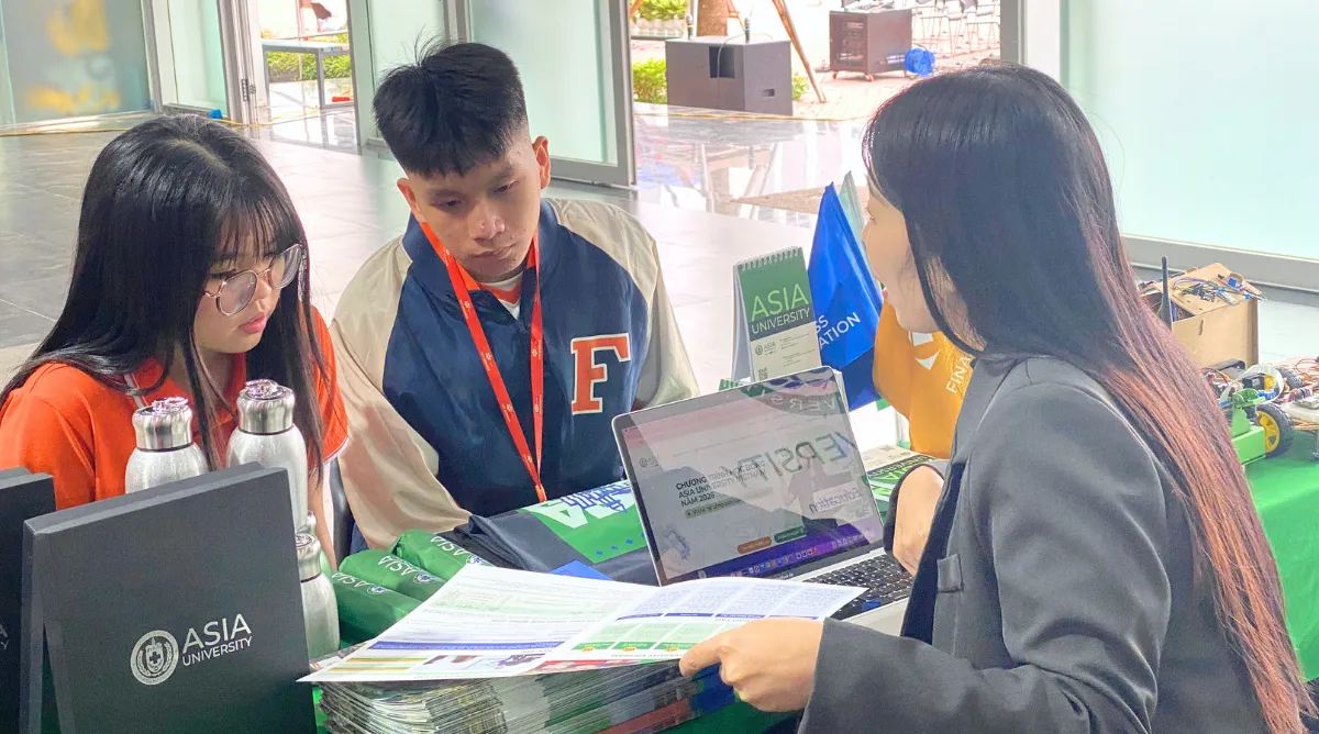Học sinh lắng nghe tư vấn về Asia University Vietnam