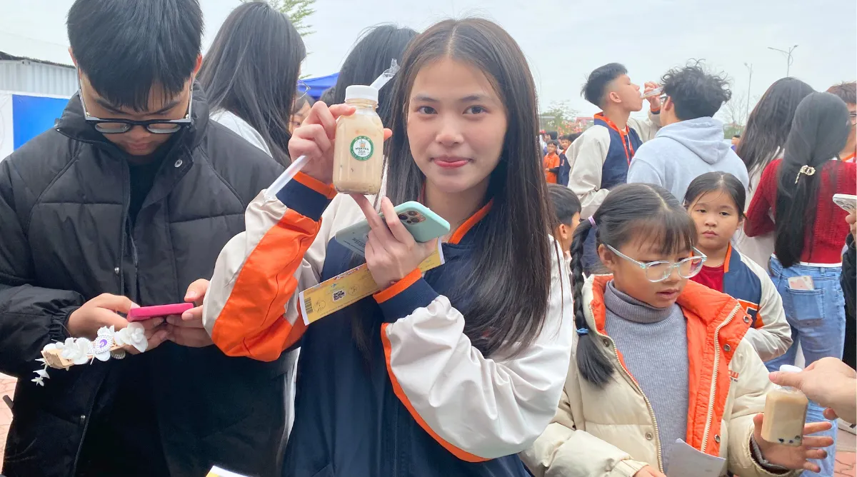 Học sinh trải nghiệm trà sữa tại gian hàng Asia University Vietnam