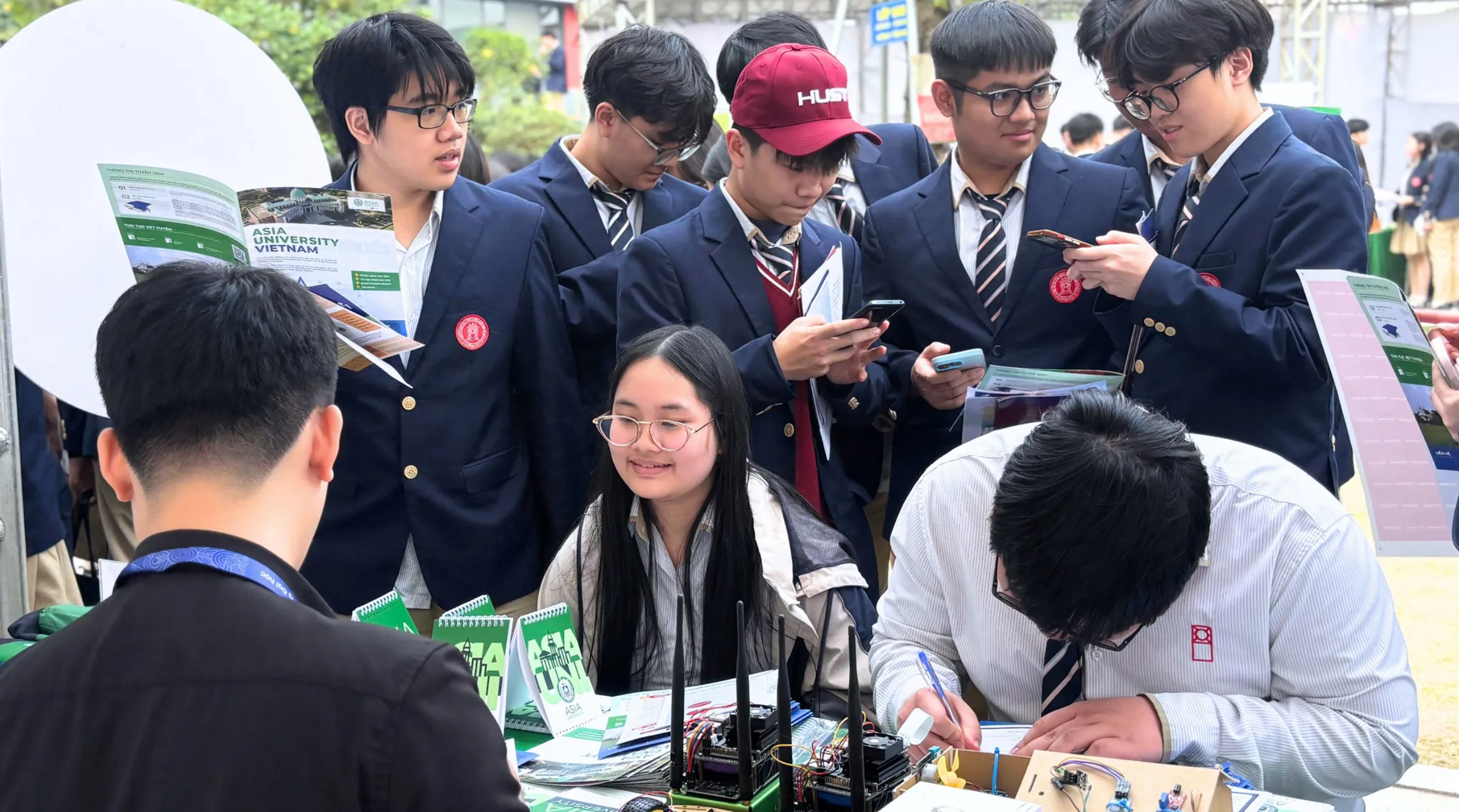 Học sinh Trường Tiểu học, THCS và THPT Ngôi Sao Hoàng Mai trao đổi và tìm hiểu thông tin về ngành học, học bổng tại gian hàng tư vấn của Asia University Vietnam