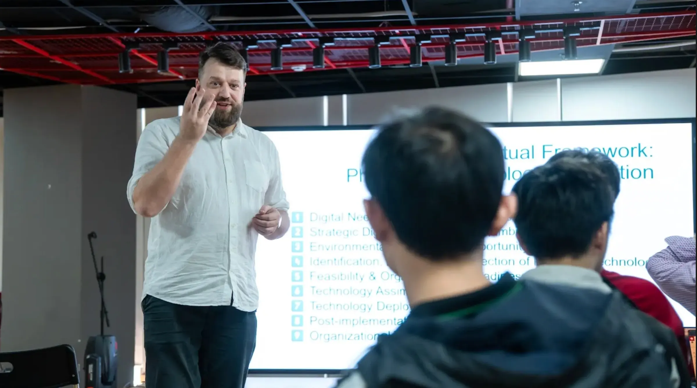 Khép lại hội thảo chuyển đổi số: Sinh viên thực hành tư duy quản trị trong doanh nghiệp sản xuất