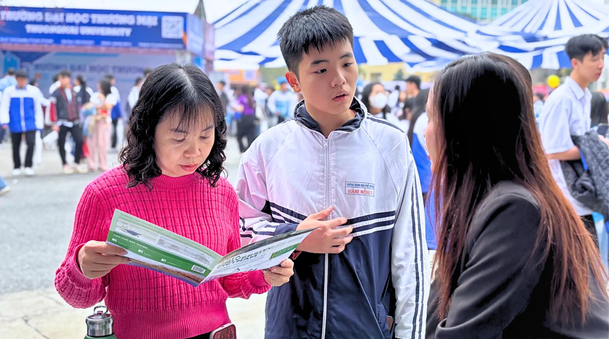 Khoảnh khắc đẹp của Asia University Vietnam tại chuỗi ngày hội tư vấn tuyển sinh – hướng nghiệp 2026 khu vực miền Trung