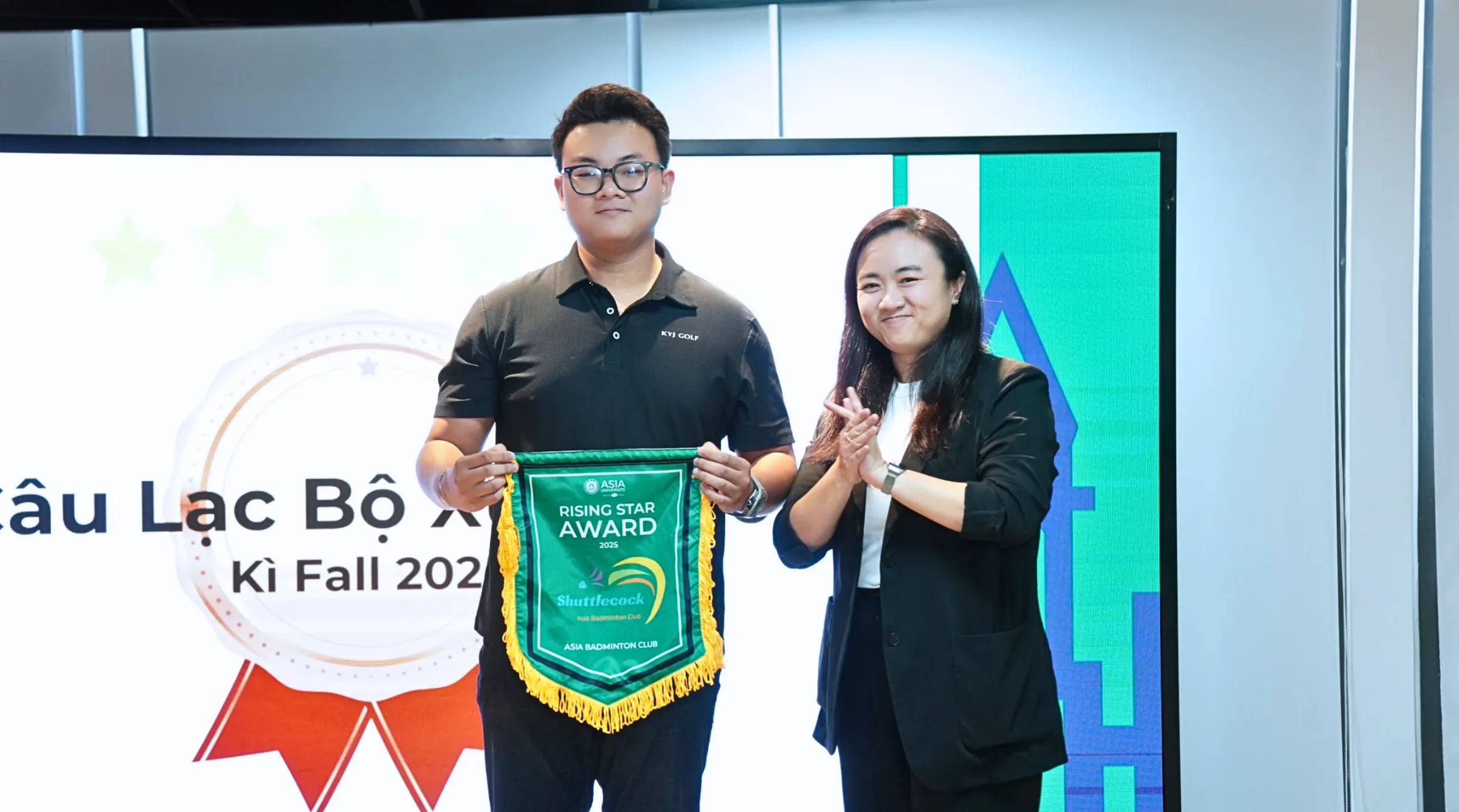 Khoảnh khắc vinh danh các cá nhân và tập thể sinh viên có thành tích xuất sắc và đóng góp tích cực, đánh dấu sự trưởng thành sau học kỳ đầu tiên tại môi trường đại học