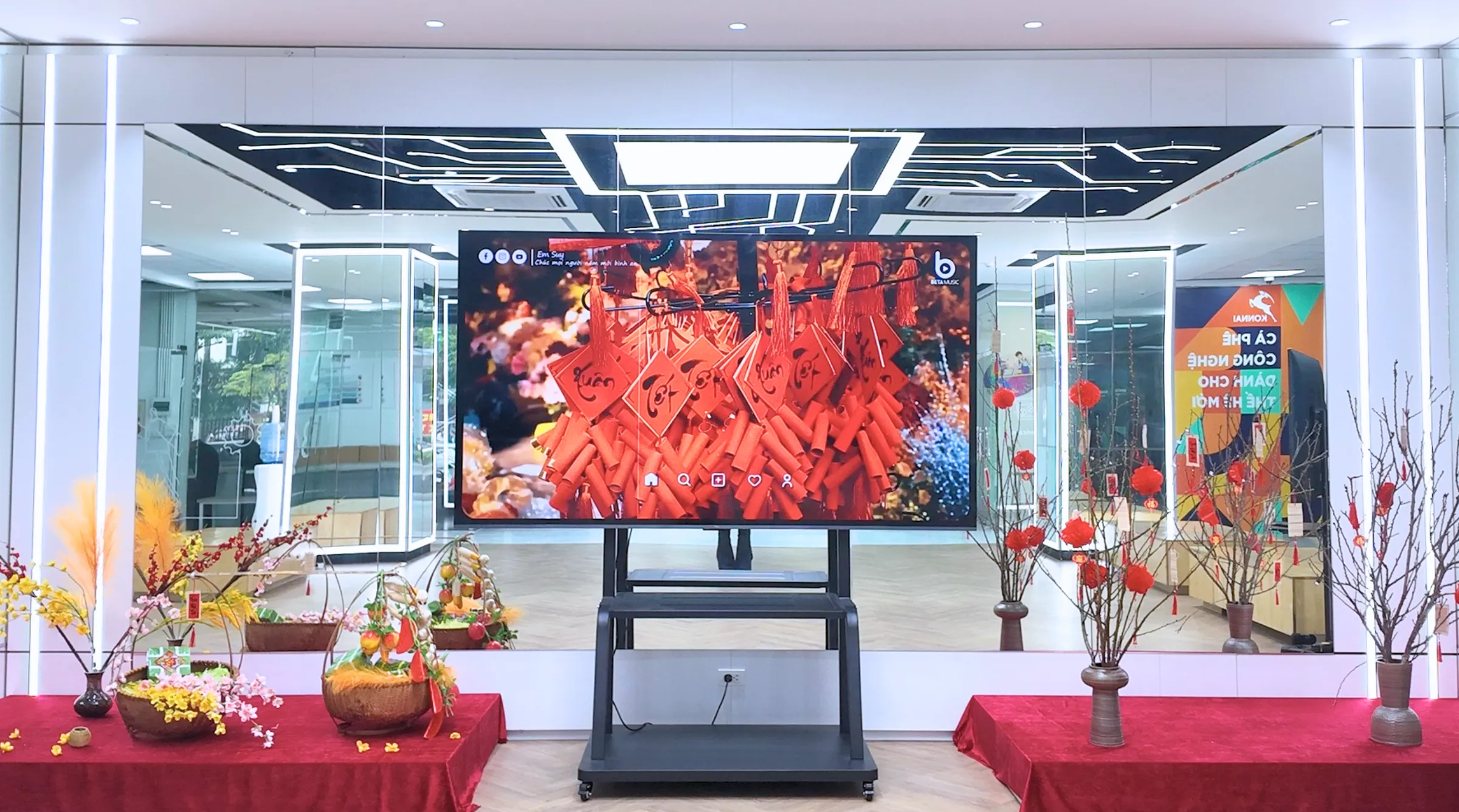 Không gian Asia University Vietnam được trang trí với hoa xuân, câu đối đỏ và vật phẩm Tết, tạo điểm nhấn đón Tết Nguyên đán Bính Ngọ 2026 