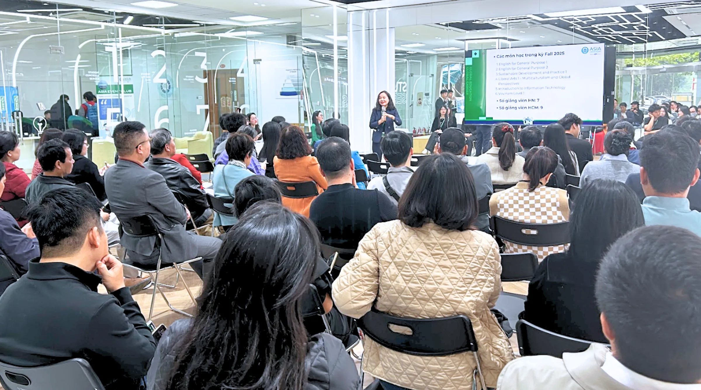 Không khí cởi mở tại phiên hỏi – đáp trực tiếp, đại diện nhà trường giải đáp cặn kẽ các thắc mắc của phụ huynh về lộ trình học tập và cơ hội việc làm