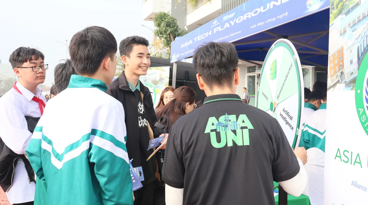 Học sinh háo hức tham gia trò chơi tại gian hàng Asia University Vietnam