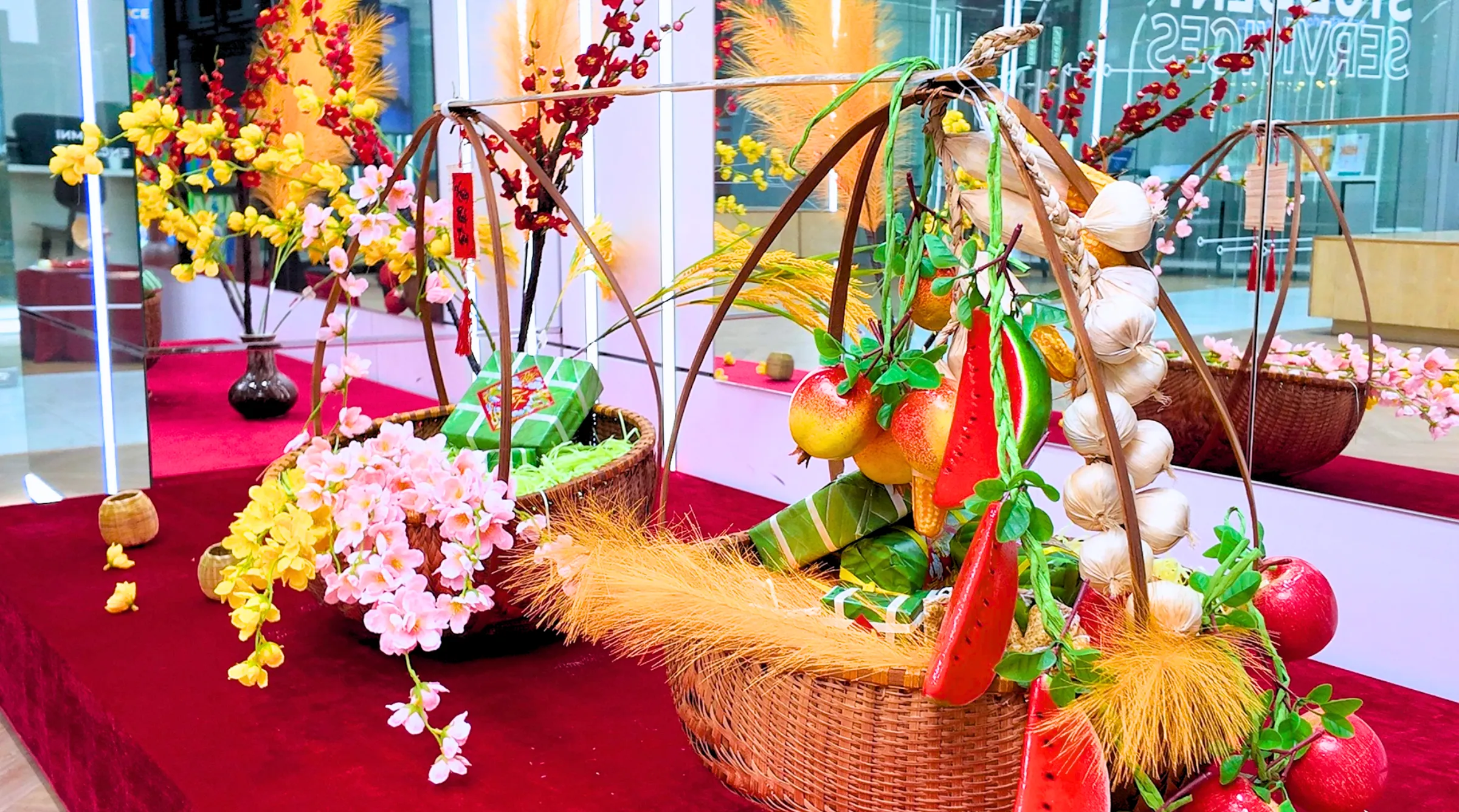 Khu vực sinh hoạt chung tại campus Hà Nội được bố trí giỏ hoa, bánh chưng, mâm ngũ quả và bao lì xì, kết hợp hài hòa giữa không gian học tập hiện đại và nét Tết truyền thống