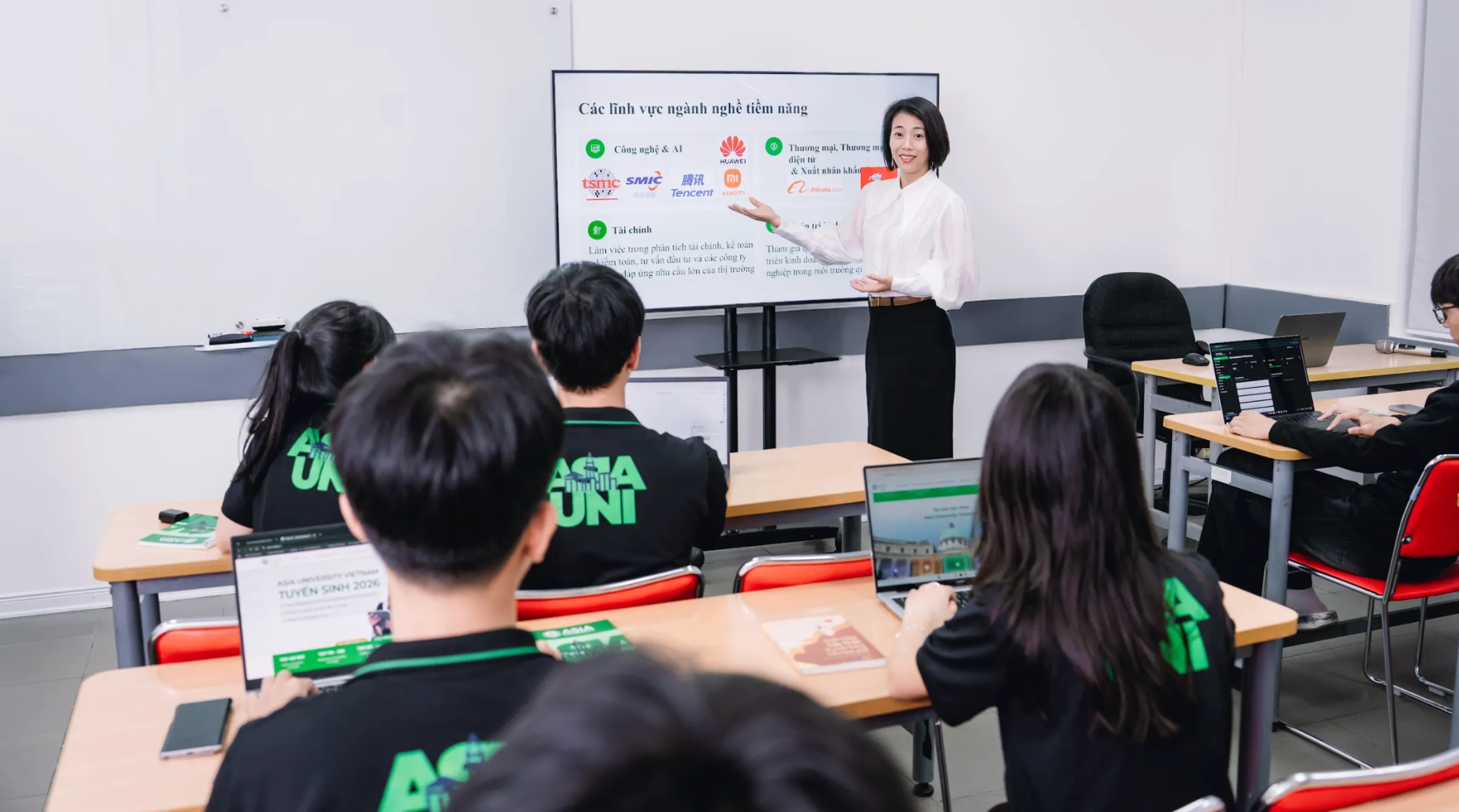 M&ocirc;i trường học tập hiện đại tại Asia University Vietnam gi&uacute;p sinh vi&ecirc;n T&agrave;i ch&iacute;nh sở hữu tư duy ứng dụng c&ocirc;ng nghệ ngay từ tr&ecirc;n ghế nh&agrave; trường