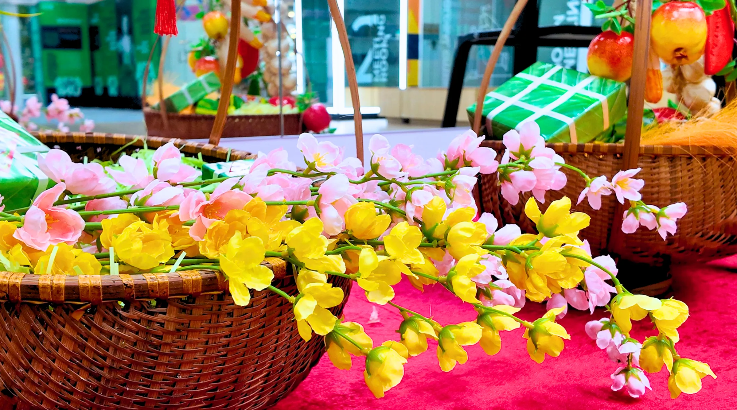 Một góc không gian campus Hà Nội được trang trí đón xuân, mở đầu cho chuỗi hoạt động Tết Fair 2026 dành cho sinh viên Asia University Vietnam