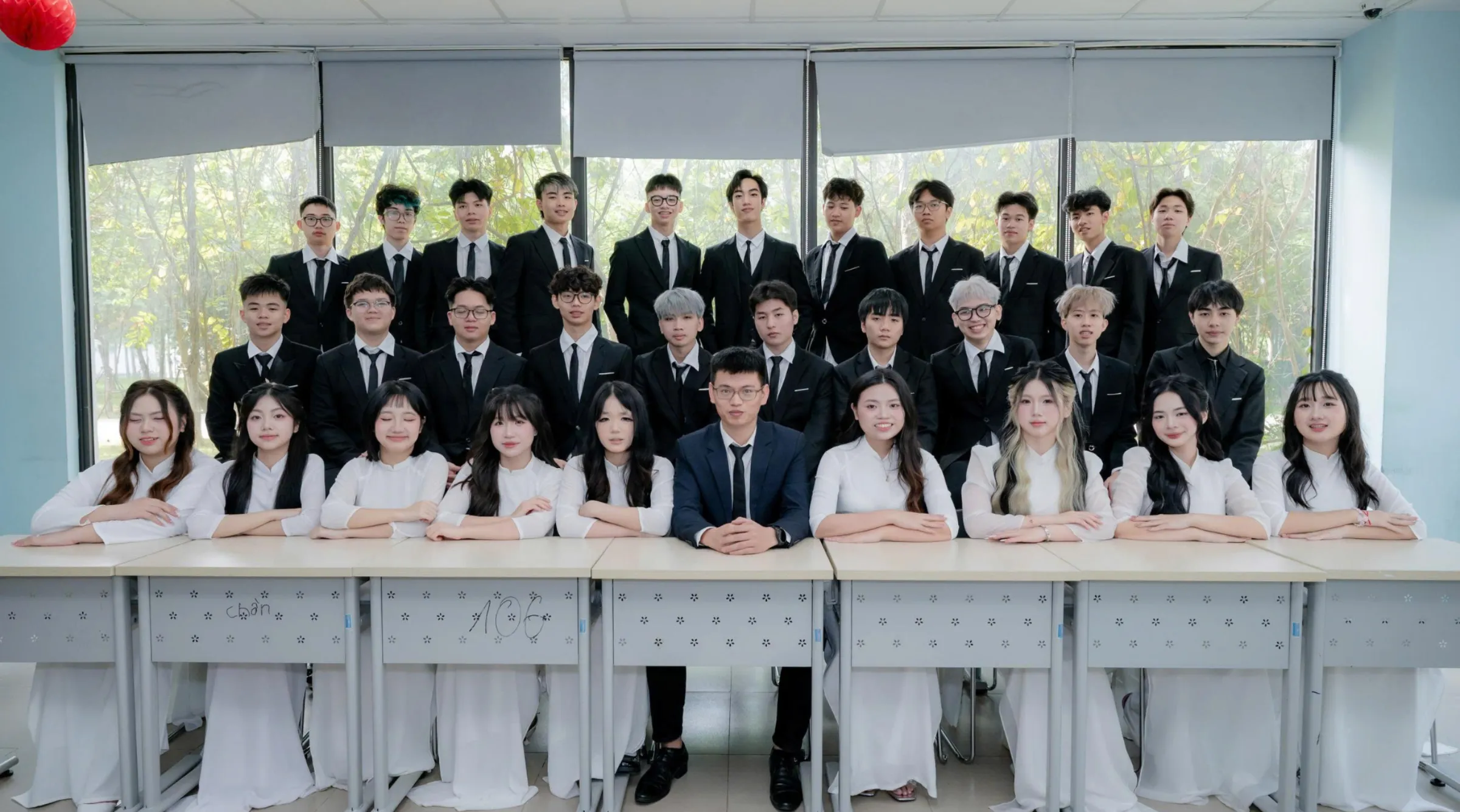 Nguyễn Quốc Việt (hàng ba, thứ năm từ trái sang) cùng tập thể lớp 12A1 Trường THPT FPT Hà Nội chụp ảnh lưu giữ những khoảnh khắc đẹp trong năm học cuối cấp