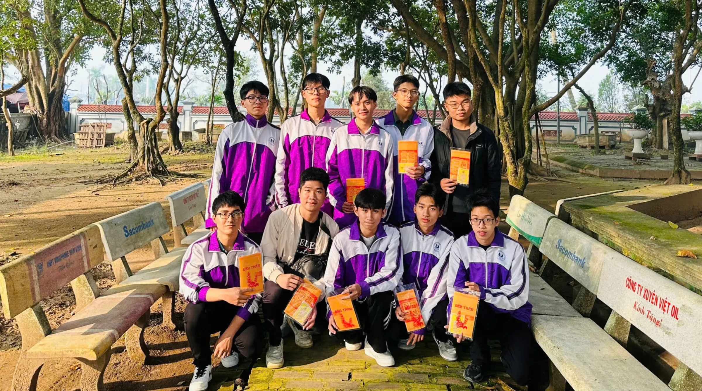 Phạm Tiến Nam (hàng trước, ngoài cùng bên trái) cùng các bạn học sinh trong các hoạt động học tập và trải nghiệm tại trường phổ thông