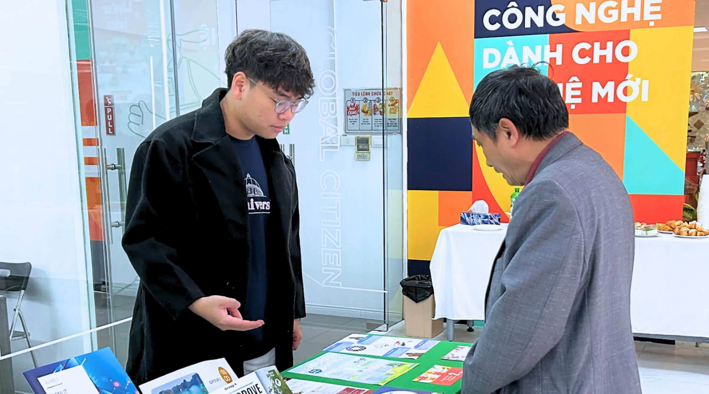 Phụ huynh tham quan khu vực trưng bày các dự án nhóm, sản phẩm thực hành và tìm hiểu về các hoạt động câu lạc bộ của sinh viên tại sự kiện