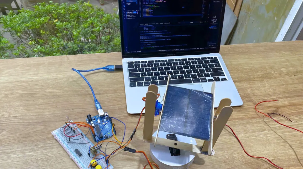 Solar Tracker do nhóm sinh viên Asia University Vietnam phát triển cho phép tự động điều chỉnh hướng tấm pin theo nguồn sáng, qua đó tối ưu khả năng hấp thụ năng lượng mà không cần can thiệp thủ công