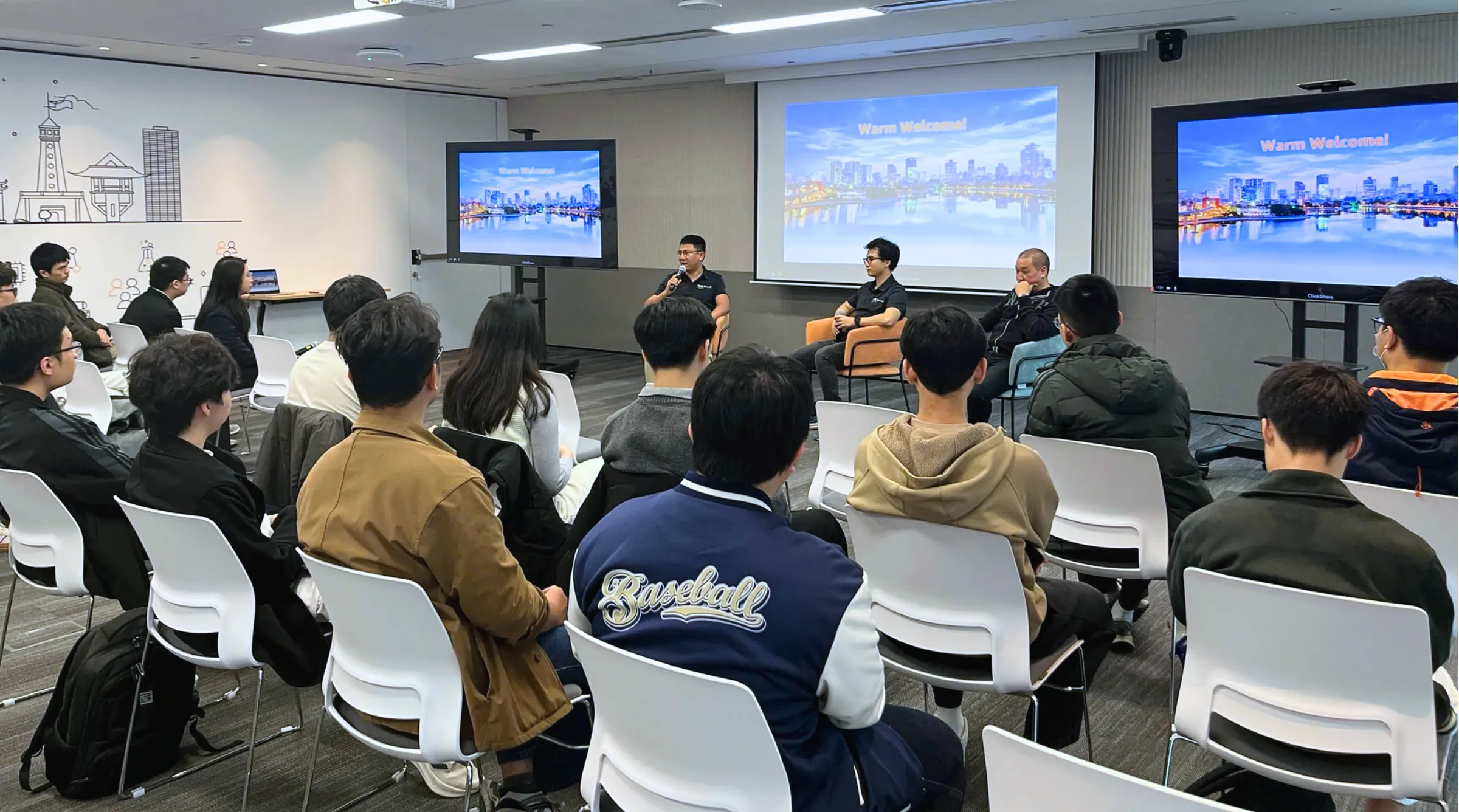 Sinh viên Asia University Vietnam có thêm góc nhìn nghề nghiệp sau company tour tại AWS