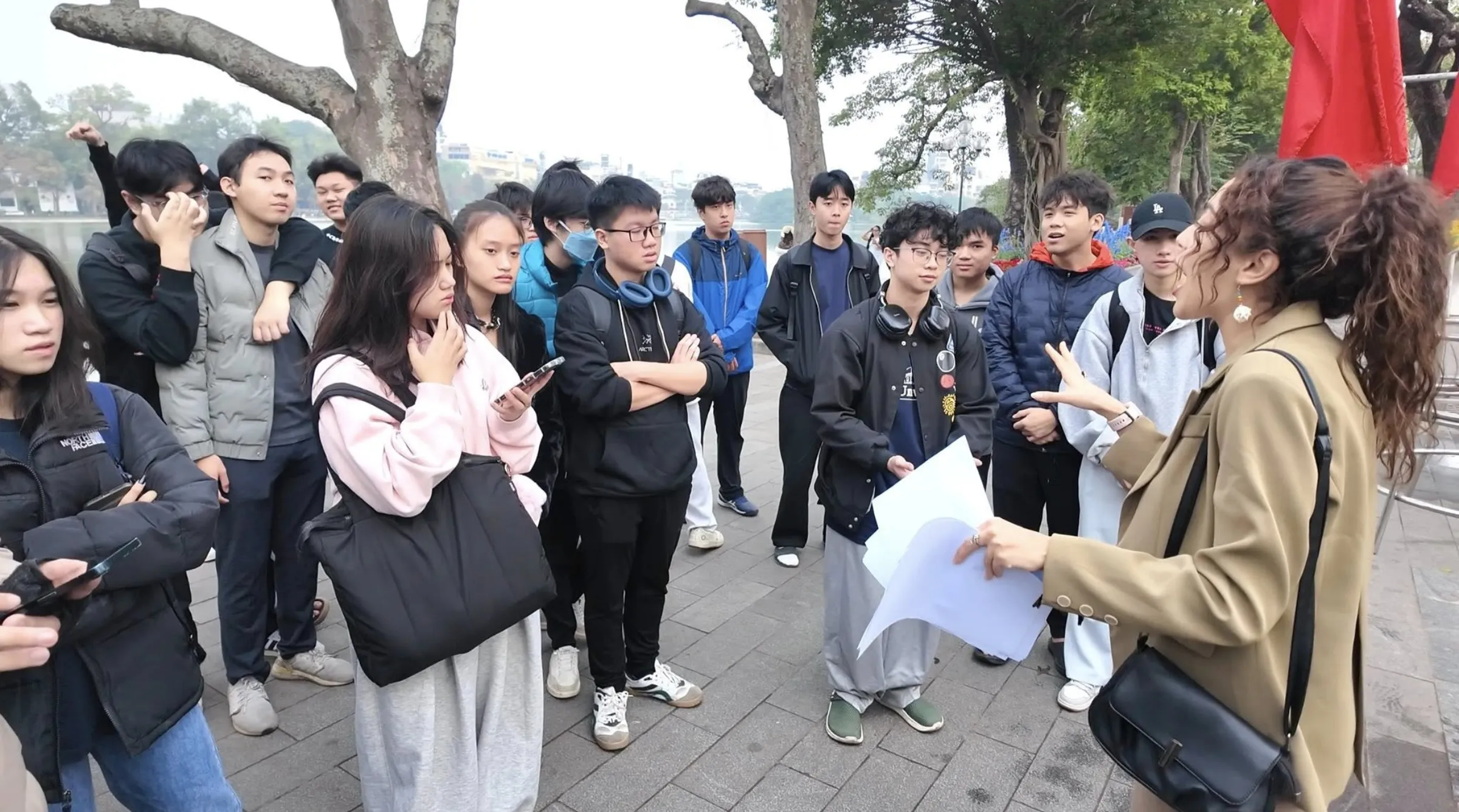 Sinh viên Asia University Vietnam tham gia Field Trip học thuật tại khu vực Hồ Hoàn Kiếm, thực hiện quan sát và ghi nhận dữ liệu trong không gian đô thị