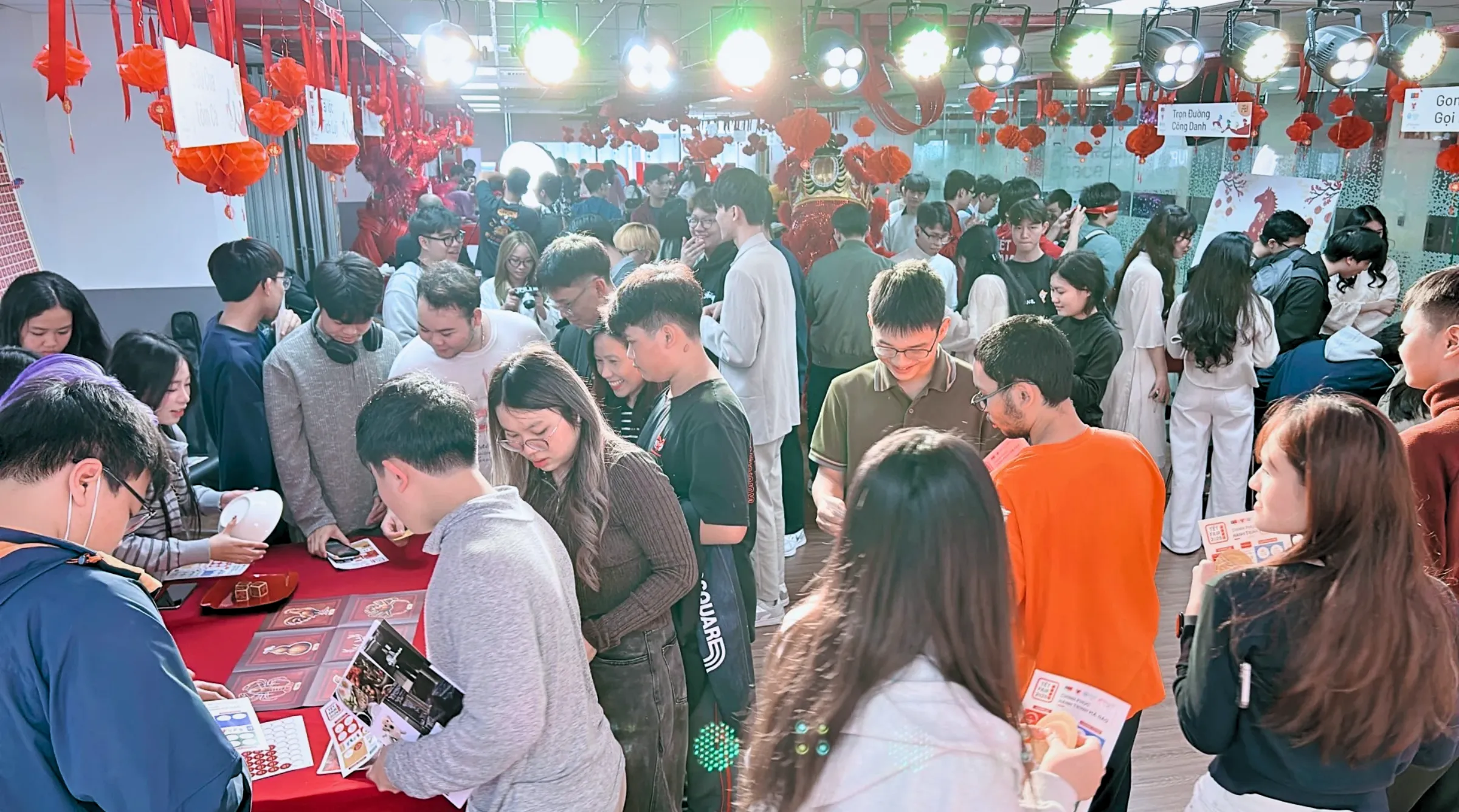 Sinh viên Asia University Vietnam tham gia Tết Fair 2026 tại cơ sở Hà Nội với không gian trải nghiệm Tết Việt và các gian hàng sinh viên