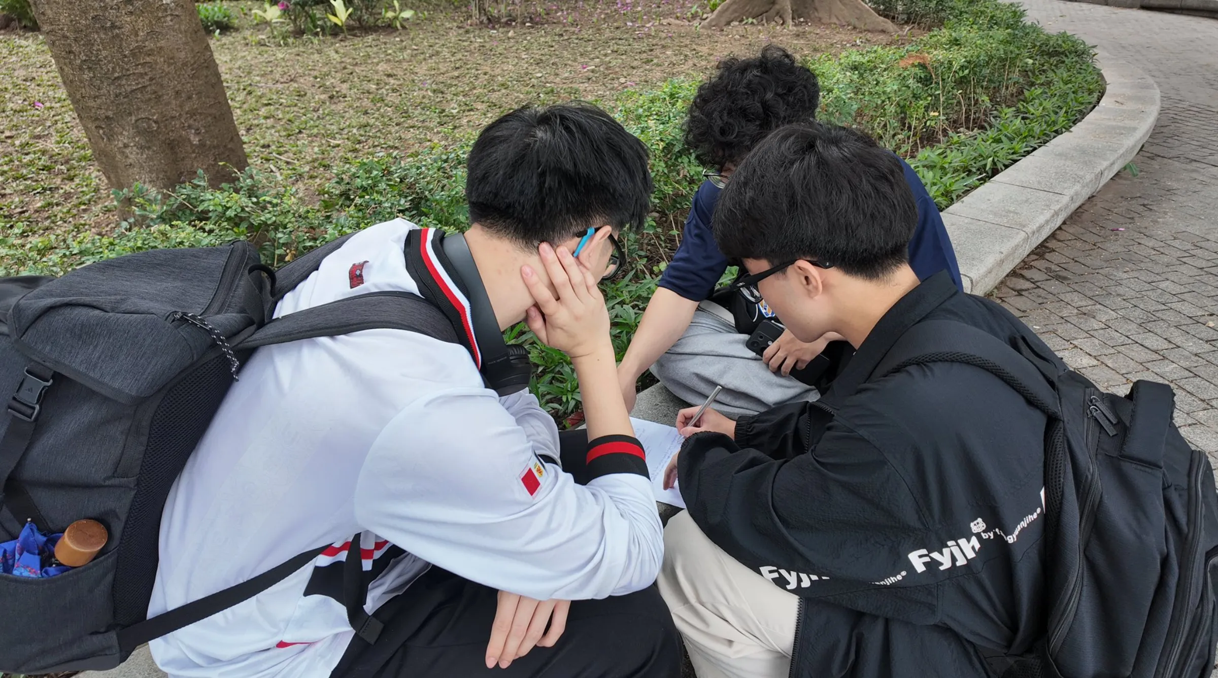 Sinh viên Asia University Vietnam thảo luận nhóm tại thực địa, phân tích các vấn đề đô thị dưới góc nhìn phát triển bền vững (SDGs)