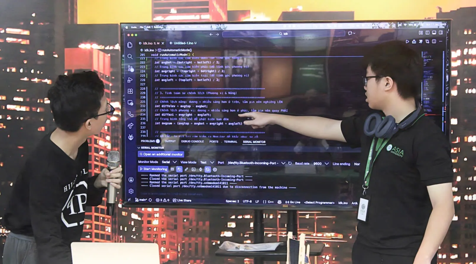 Bùi Quang Việt An (đứng bên phải) - sinh viên ngành Công nghệ bán dẫn Asia University Vietnam đang trình bày về sản phẩm Solar Tracker