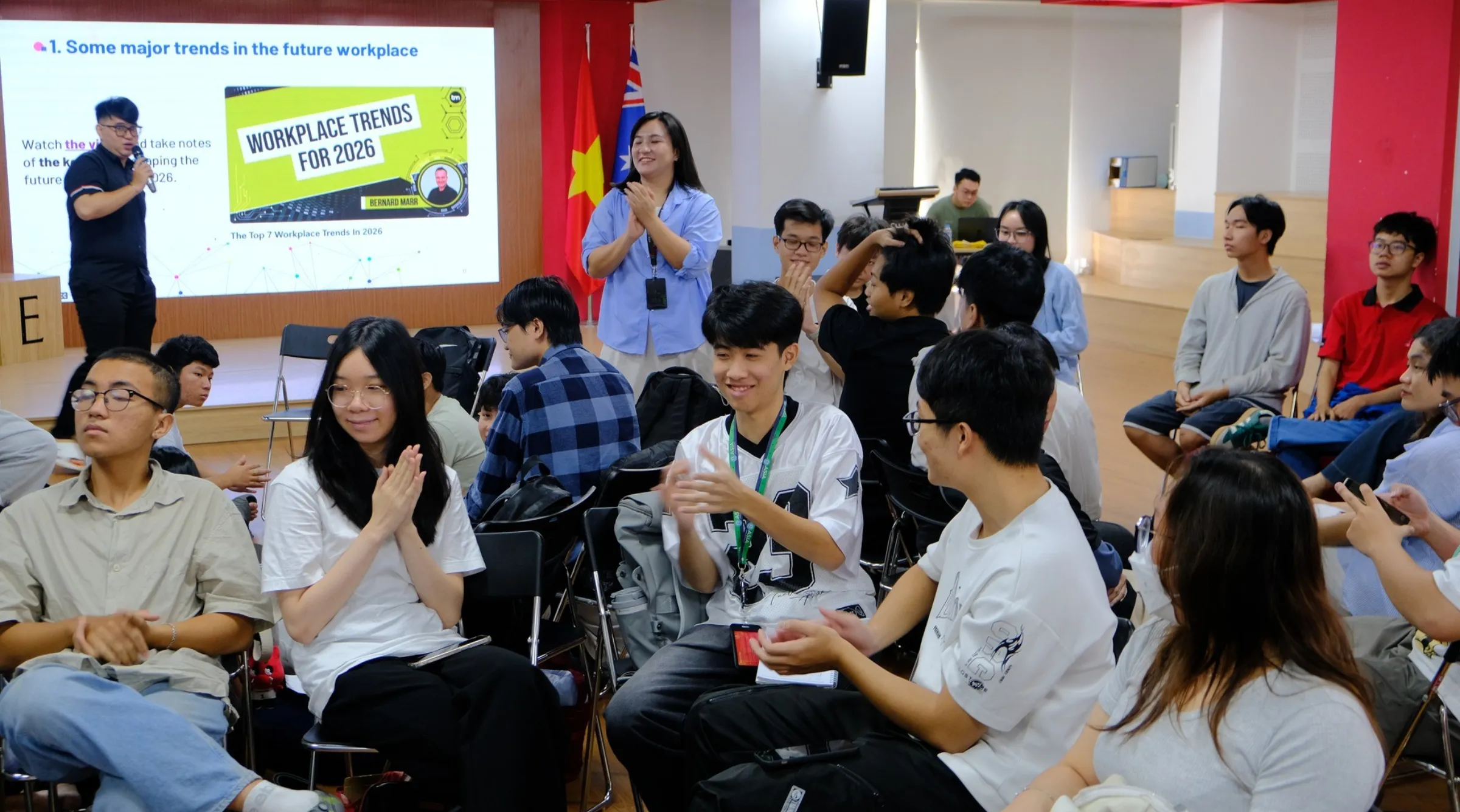 Sinh vi&ecirc;n ng&agrave;nh Tr&iacute; tuệ nh&acirc;n tạo tại Asia University Vietnam được trang bị nền tảng ngoại ngữ v&agrave; kỹ năng mềm vững chắc ngay từ năm nhất