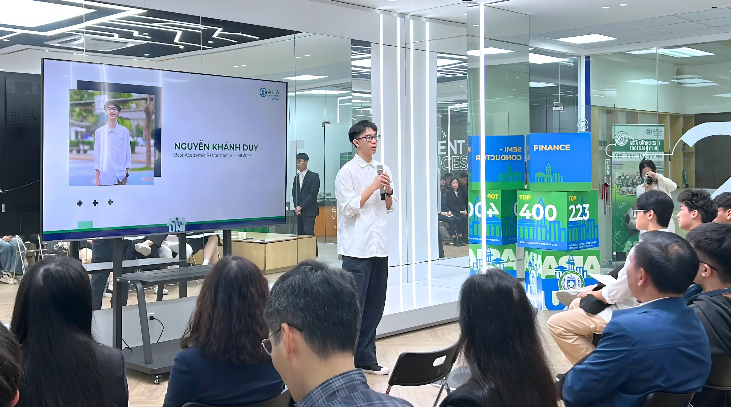 Sinh viên Nguyễn Khánh Duy chia sẻ về phương pháp học tập tại buổi lễ vinh danh học kỳ Fall 2025