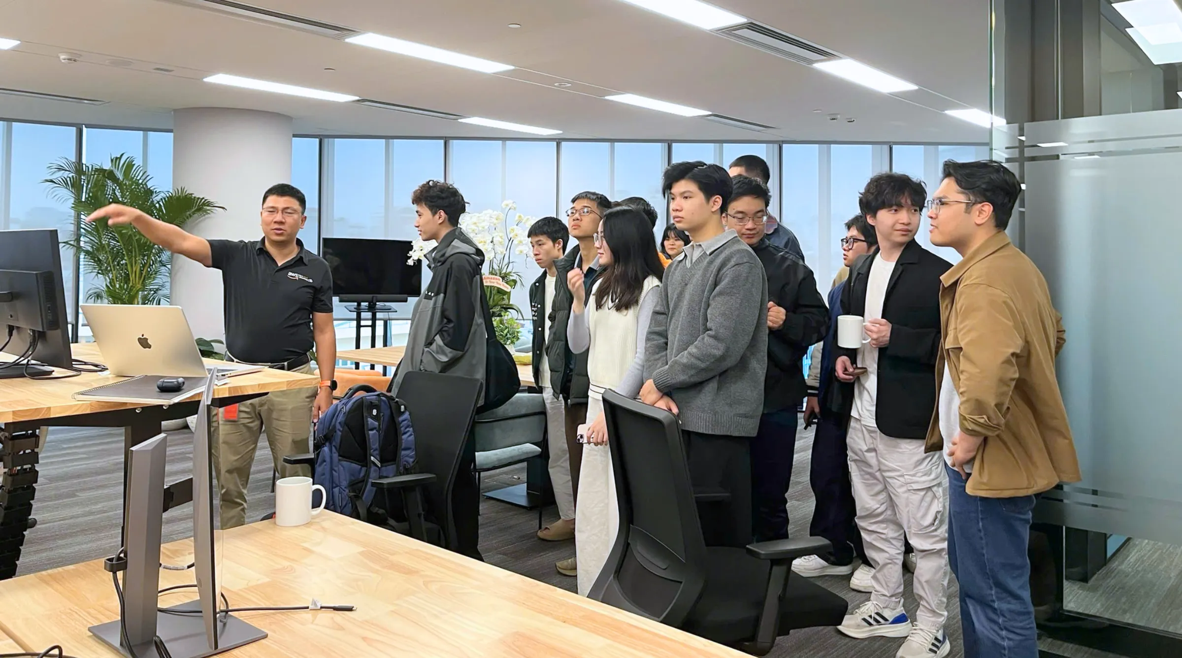 Sinh viên tham quan không gian làm việc tại AWS Hà Nội, tìm hiểu cách doanh nghiệp tổ chức vận hành và phối hợp đội nhóm trong môi trường công nghệ toàn cầu