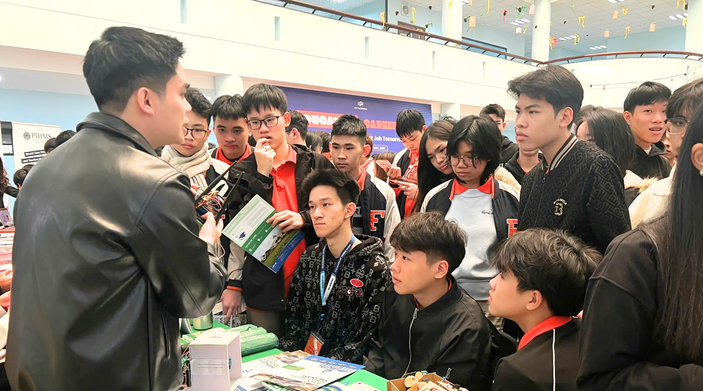 Tham gia các sự kiện tư vấn tuyển sinh, học sinh và phụ huynh có cơ hội tiếp cận thông tin ngành học, định hướng nghề nghiệp và lộ trình học tập phù hợp