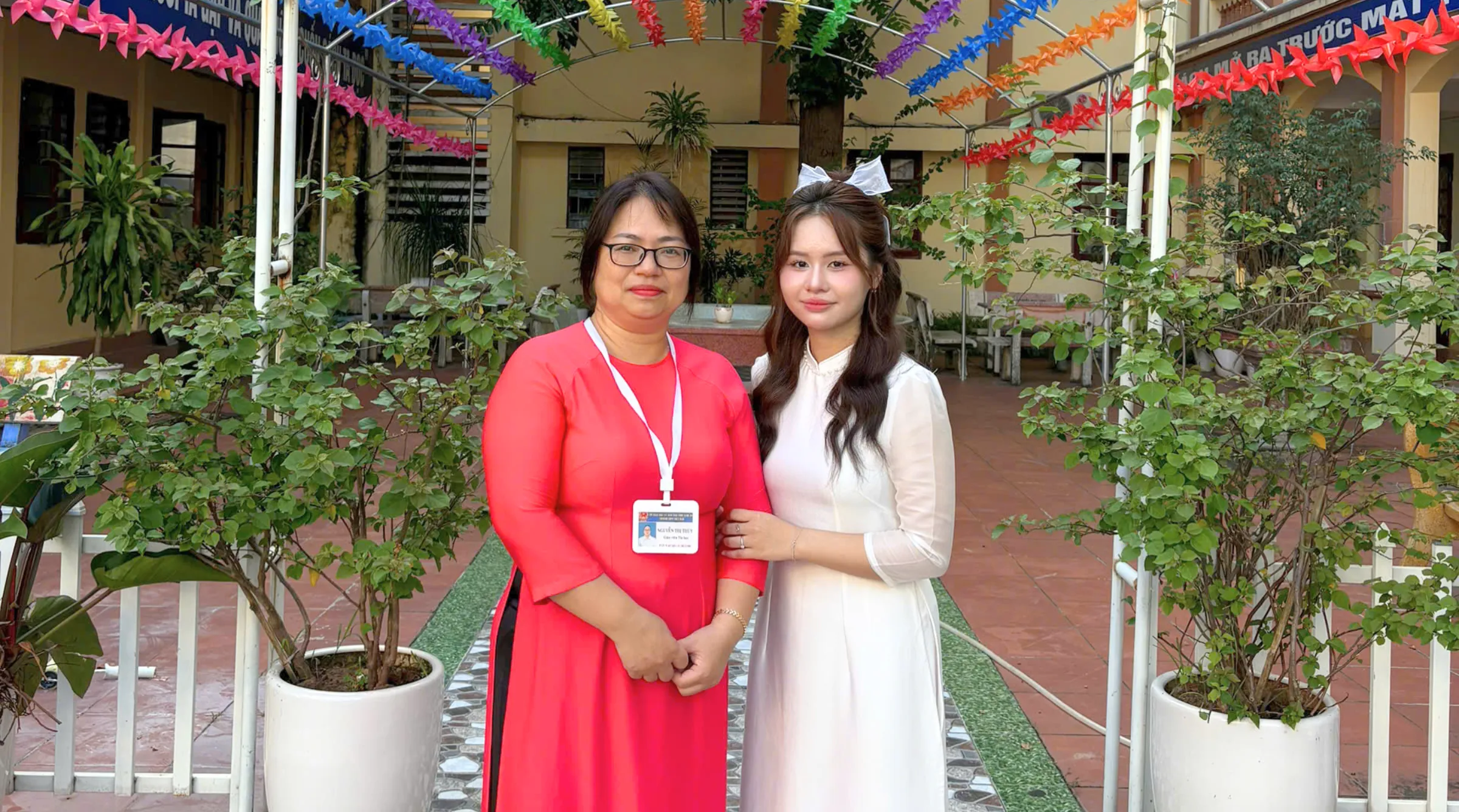 Thanh Trà chụp ảnh cùng giáo viên bộ môn Tin học tại Trường THPT Việt Bắc – môi trường học tập góp phần nuôi dưỡng ước mơ theo đuổi ngành trí tuệ nhân tạo của nữ sinh