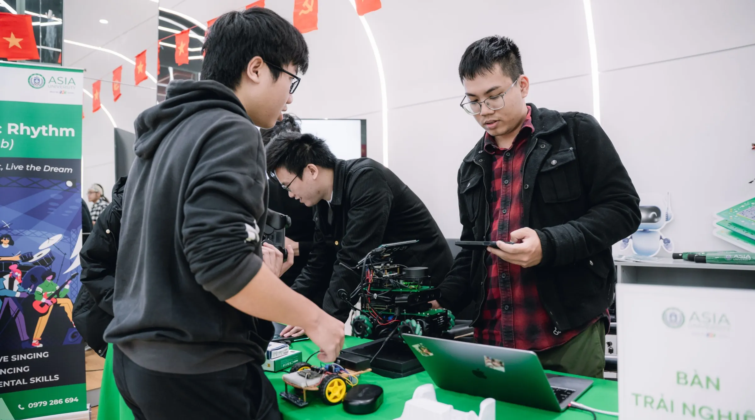 Tới tham dự Info Day, học sinh và phụ huynh sẽ được tham quan, trải nghiệm các dự án công nghệ do chính các bạn sinh viên Asia University Vietnam triển khai và thực hiện