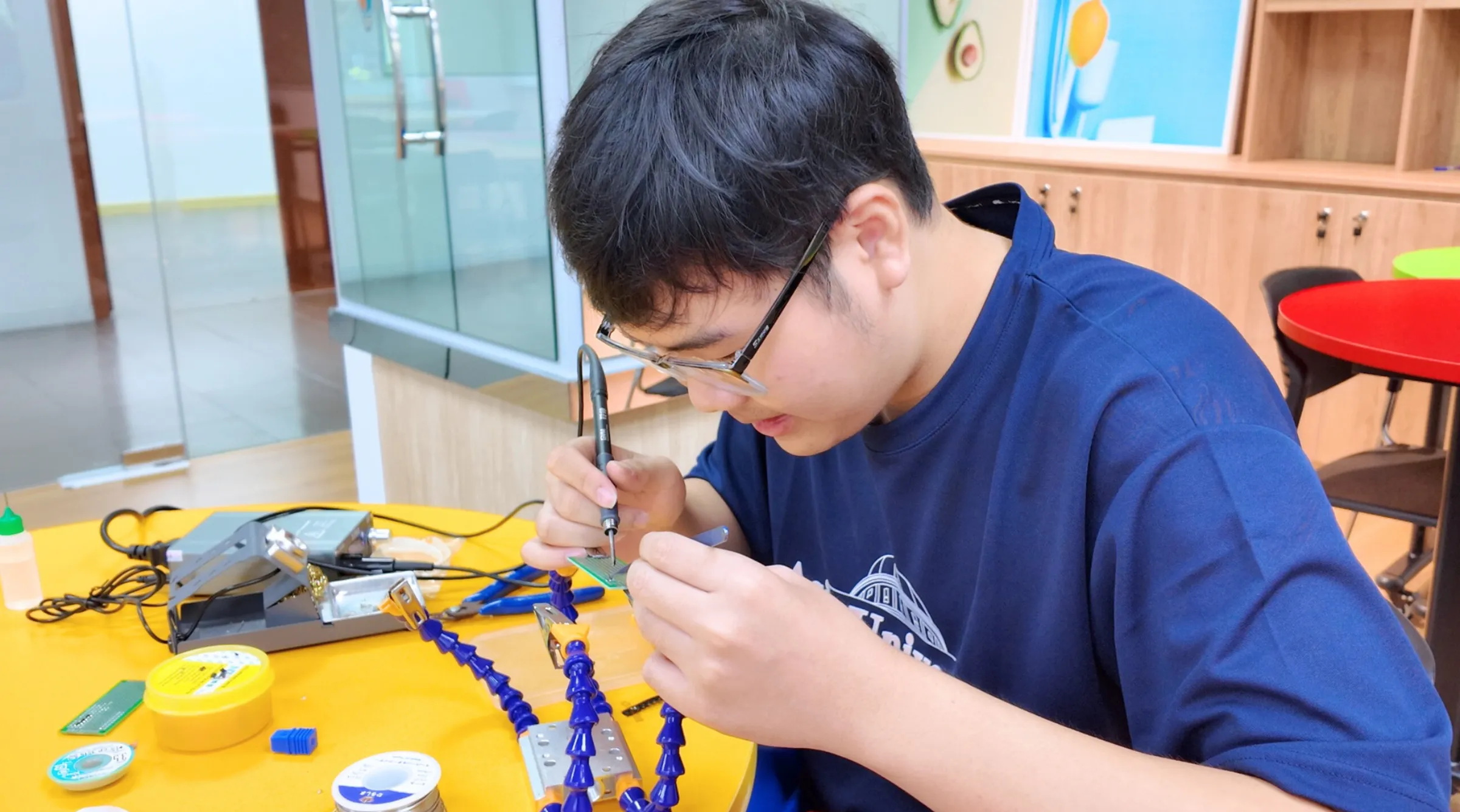 Việc chủ động tham gia c&aacute;c dự &aacute;n thực tế v&agrave; cộng đồng c&ocirc;ng nghệ gi&uacute;p sinh vi&ecirc;n ng&agrave;nh Tr&iacute; tuệ nh&acirc;n tạo vững v&agrave;ng h&agrave;nh trang bước v&agrave;o nghề