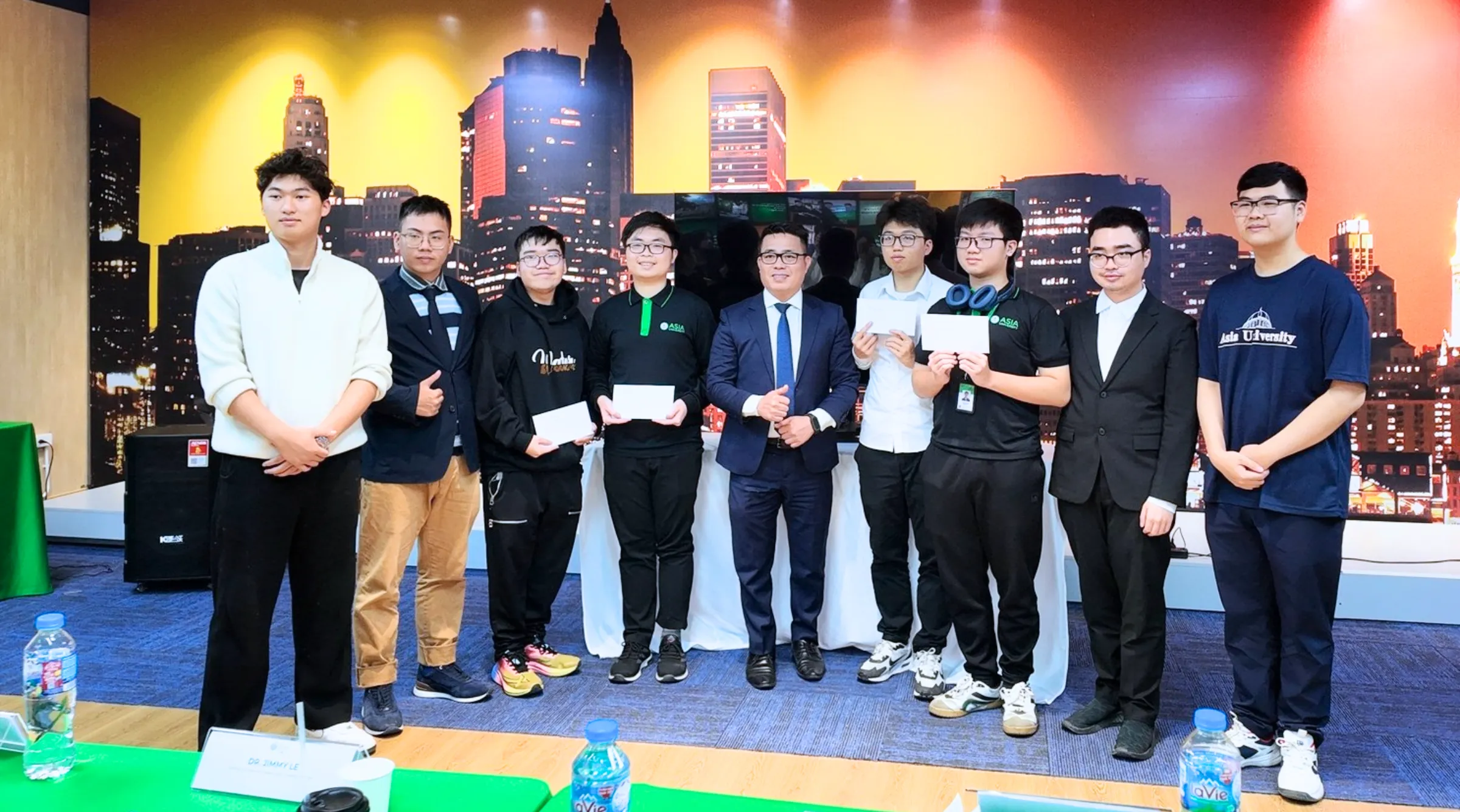 Vòng Chung kết cuộc thi Asia Semicom diễn ra tại Phòng Global Citizen, cơ sở Hà Nội, với sự tham gia của các đội dự án, Ban Giám khảo và Ban Tổ chức