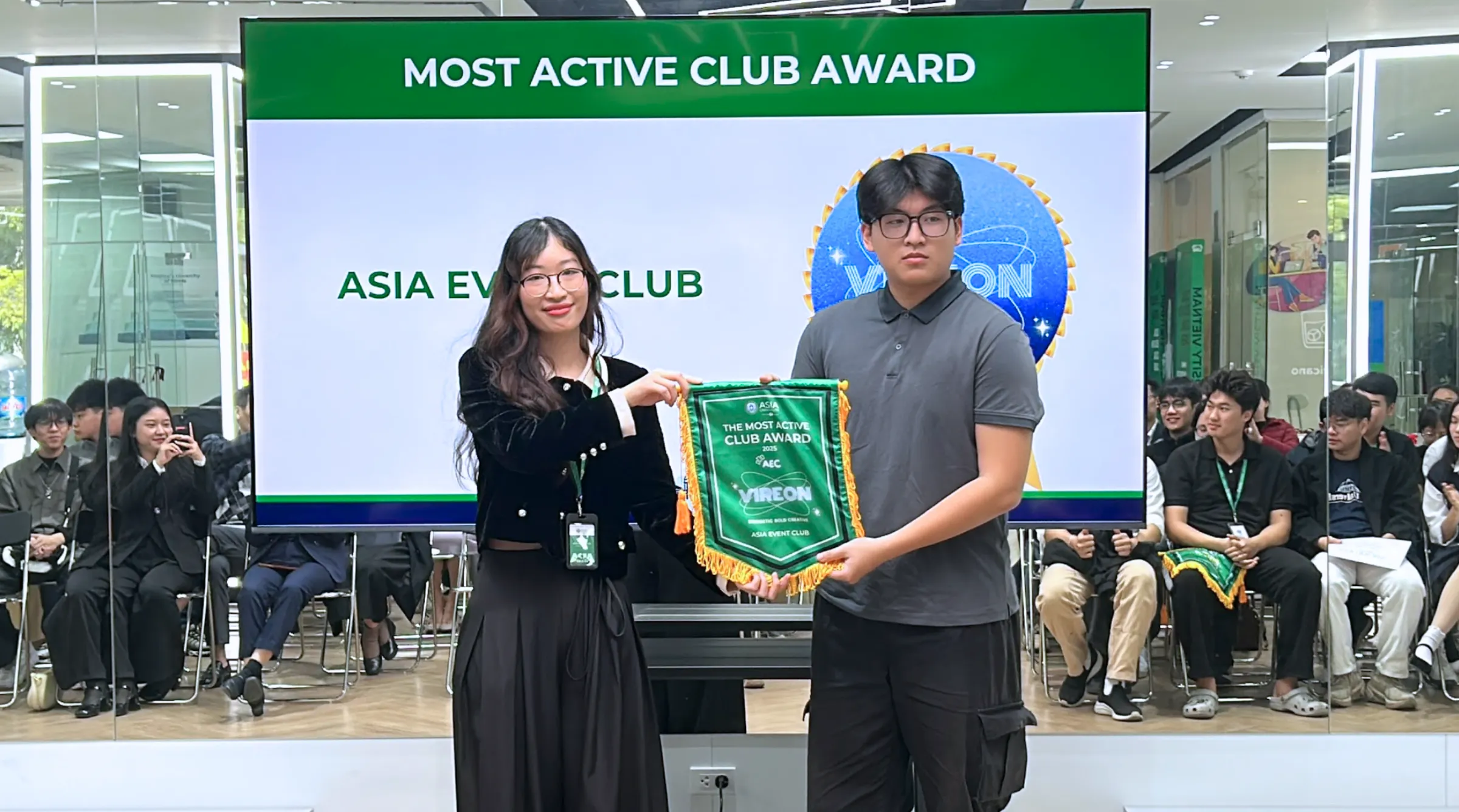 Chủ nhiệm Asia Event Club đại diện tập thể nhận giải “Active Club Award”, đánh dấu một học kỳ sôi nổi với nhiều sự kiện quy mô lớn do sinh viên tham gia tổ chức và vận hành
