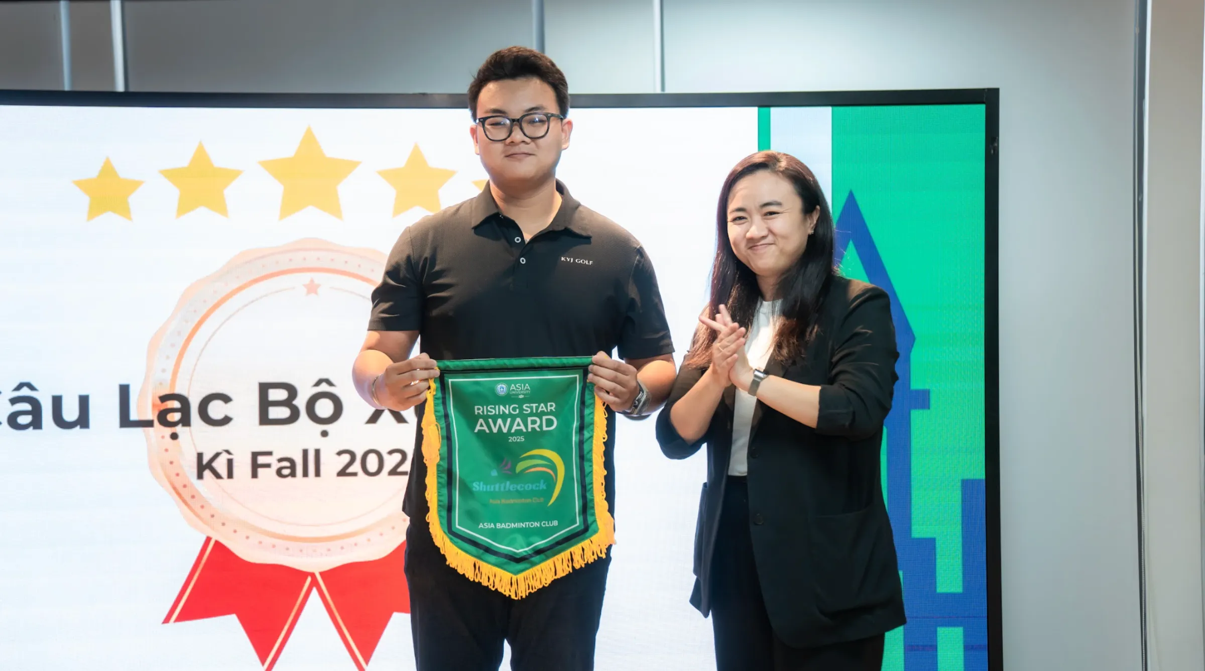 Đại diện Shuttlecock Club nhận “Rising Star Award” sau giai đoạn mở rộng hoạt động, thu hút thêm thành viên và duy trì phong trào rèn luyện thể chất trong sinh viên