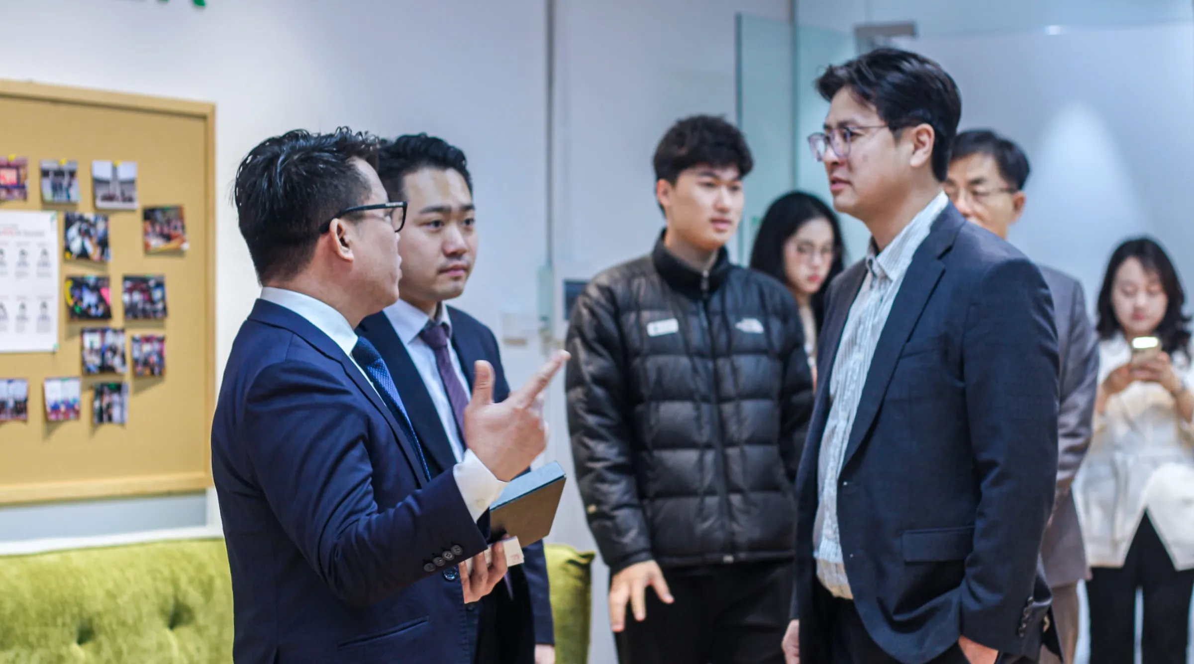 Đoàn khách tìm hiểu mô hình đào tạo và định hướng các ngành công nghệ mũi nhọn tại Asia University Vietnam