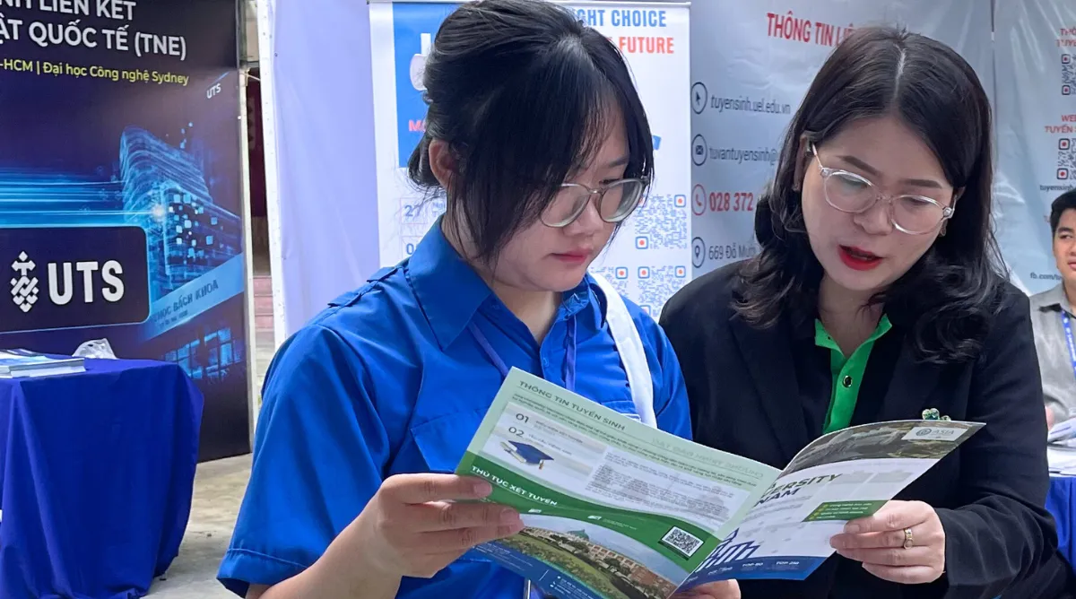 Đội ngũ cán bộ của Asia University Vietnam hỗ trợ học sinh tìm hiểu ngành nghề