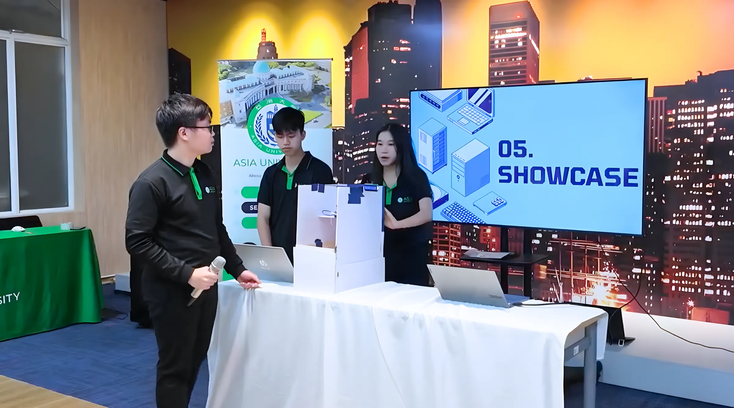 Dự án “Flood-proof Garage Door” của sinh viên Asia University Vietnam được đánh giá cao về tính ứng dụng