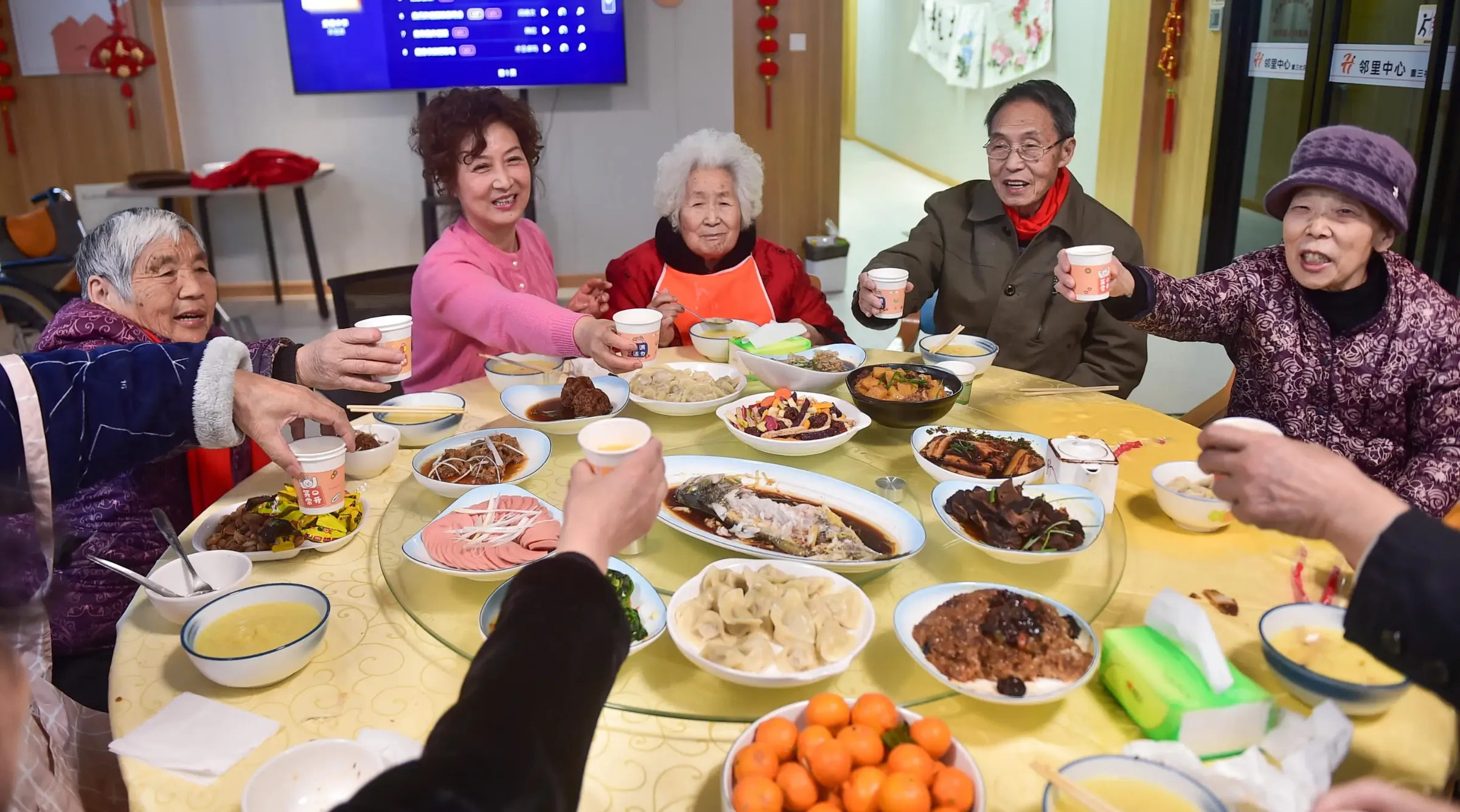 Gia đình quây quần bên nồi lẩu Vi Lô trong đêm giao thừa tại Đài Loan, biểu tượng của sự đoàn viên và gắn kết thế hệ